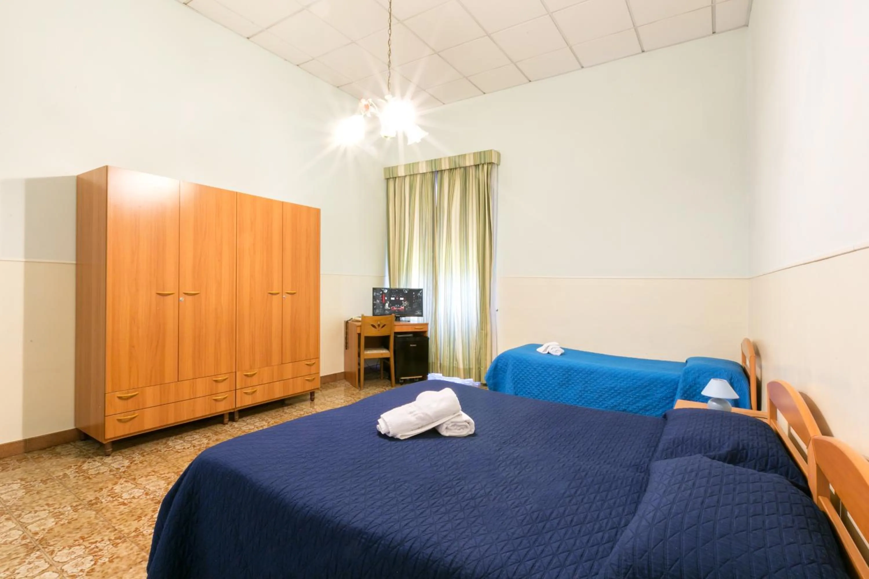 Photo of the whole room, Bed in Sisters Hotel