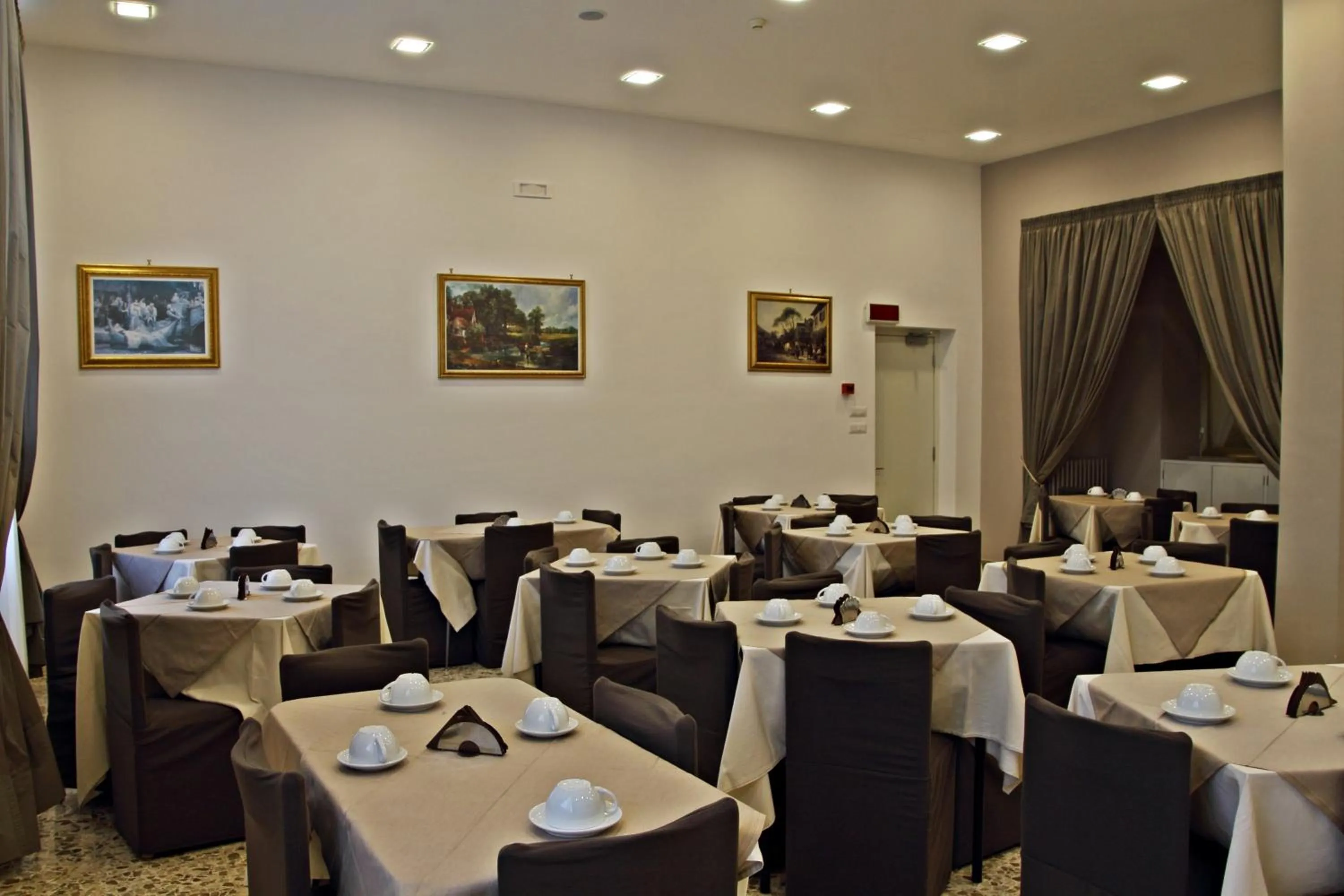 Restaurant/places to eat in Sisters Hotel