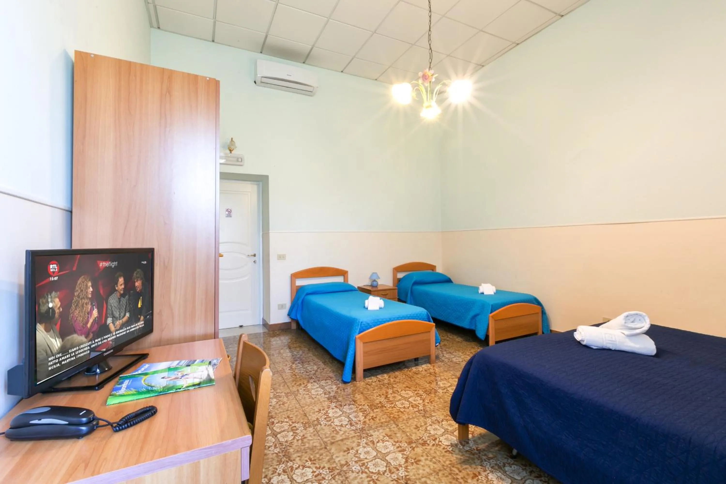 Photo of the whole room in Sisters Hotel