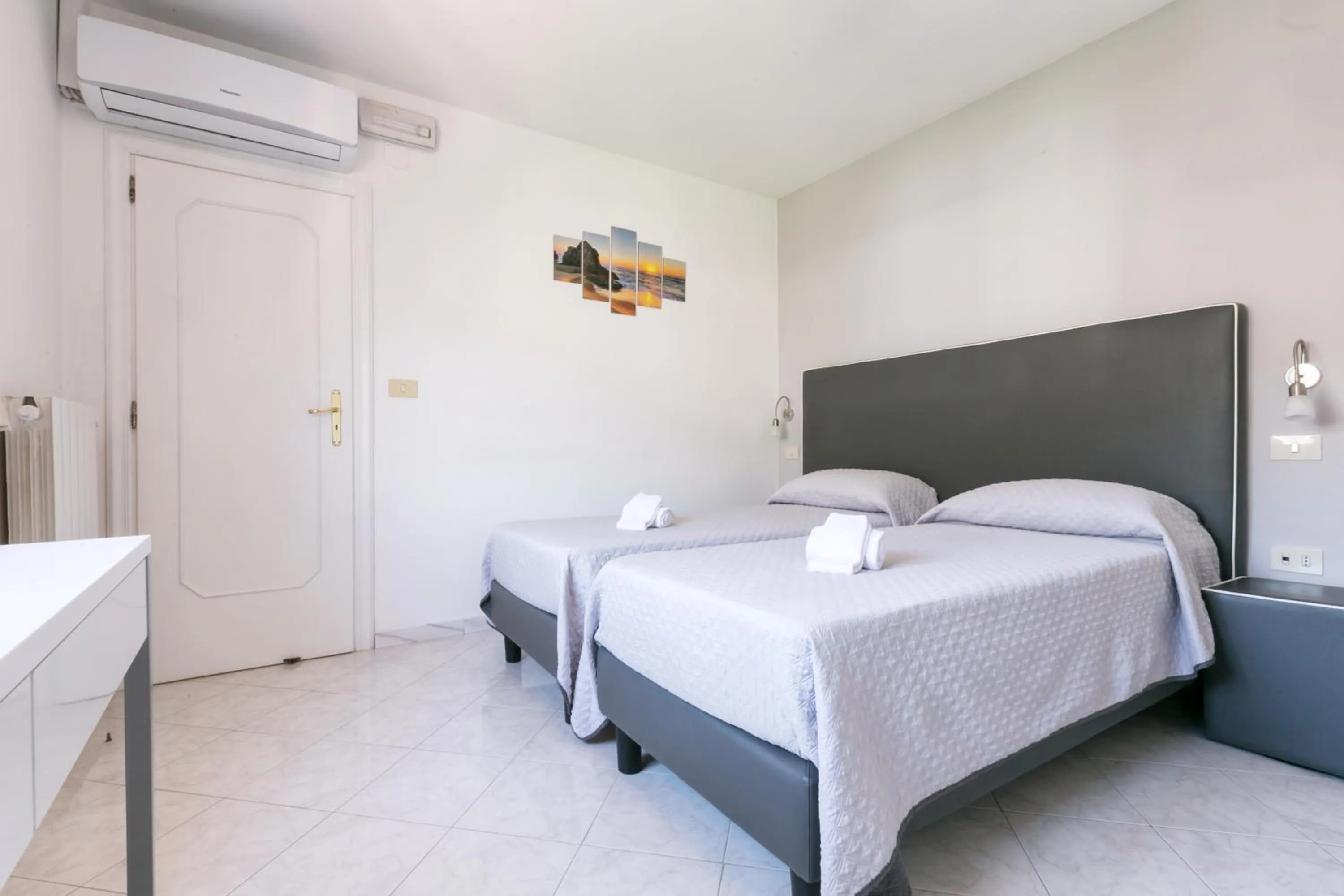 Photo of the whole room, Bed in Sisters Hotel