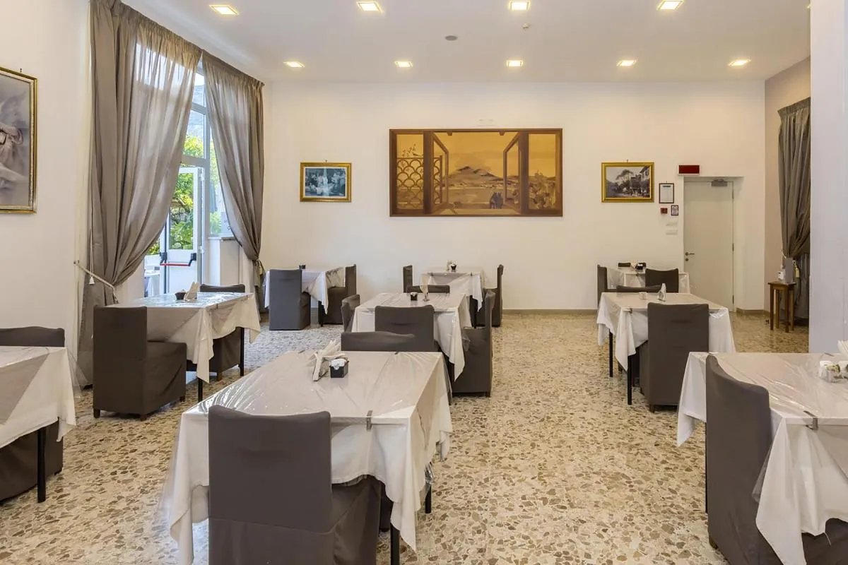 Restaurant/places to eat in Sisters Hotel