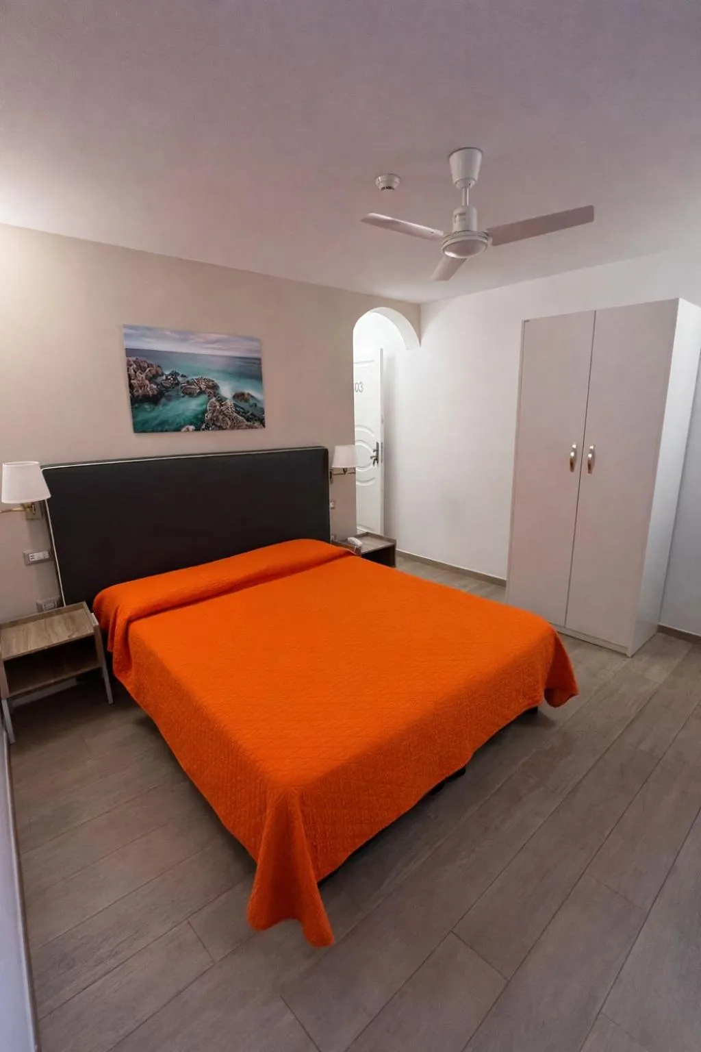 Bedroom, Bed in Sisters Hotel