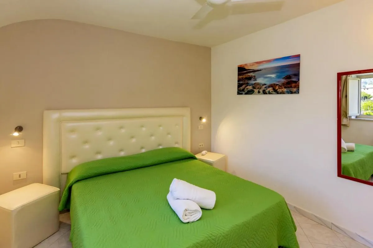 Bedroom, Bed in Sisters Hotel