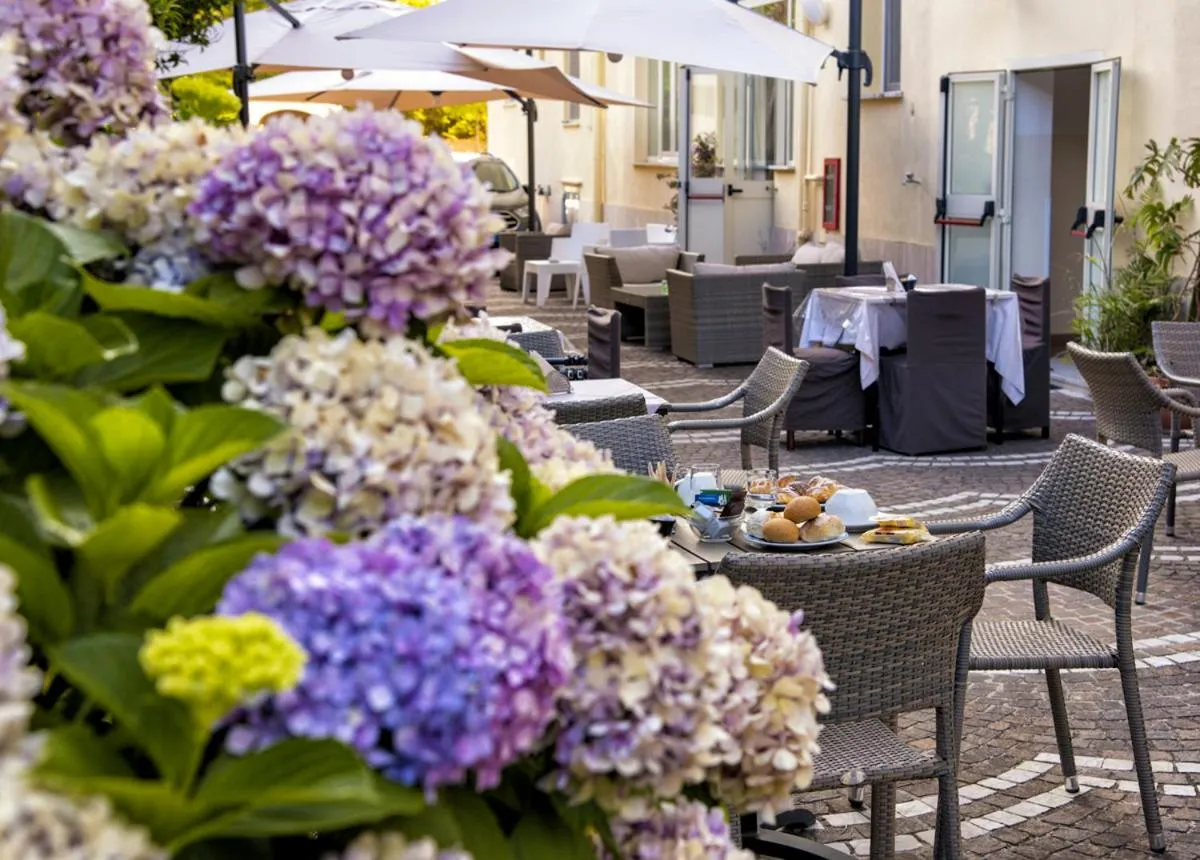 Garden in Sisters Hotel