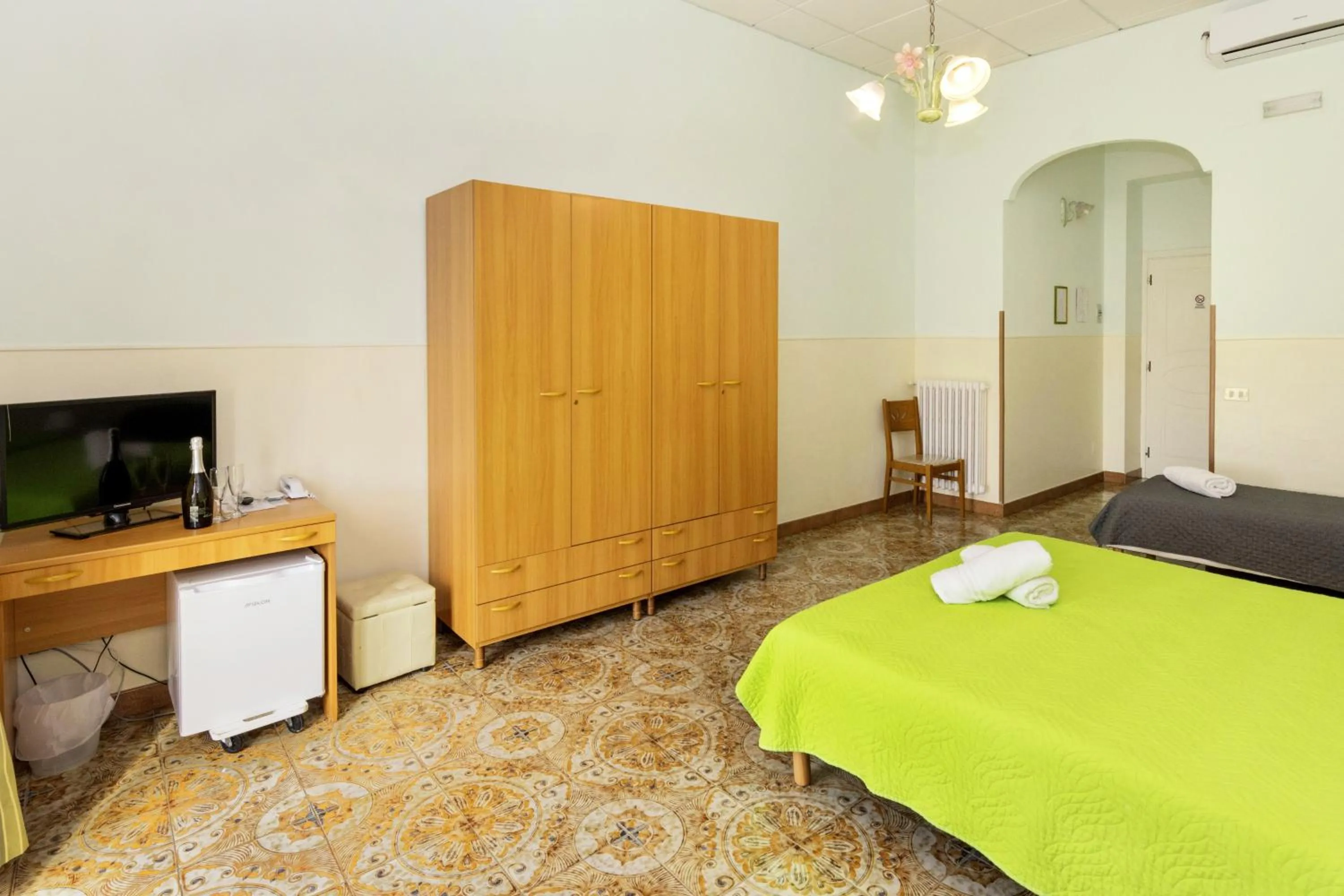 Bedroom, Bed in Sisters Hotel