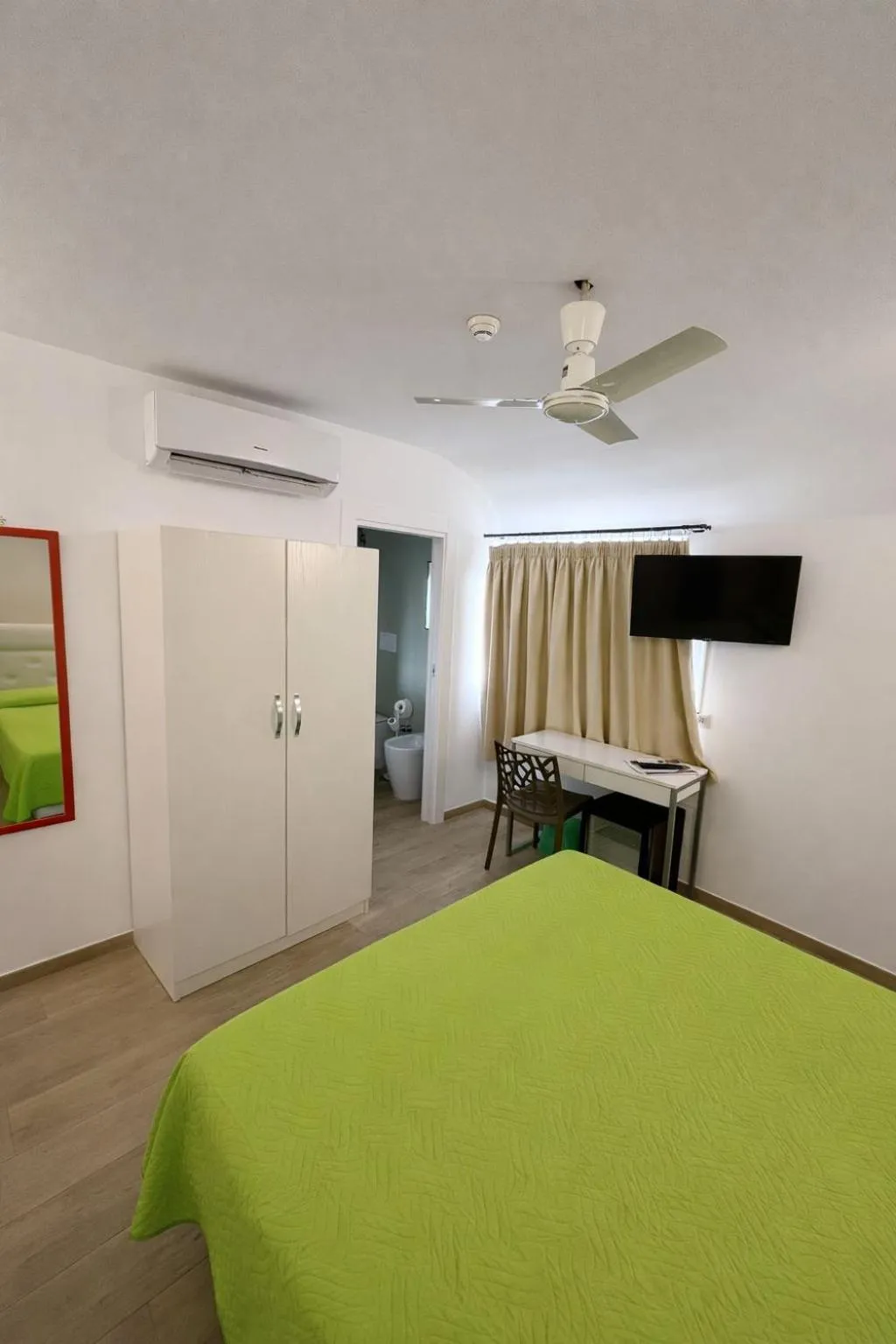 Bedroom, Bed in Sisters Hotel