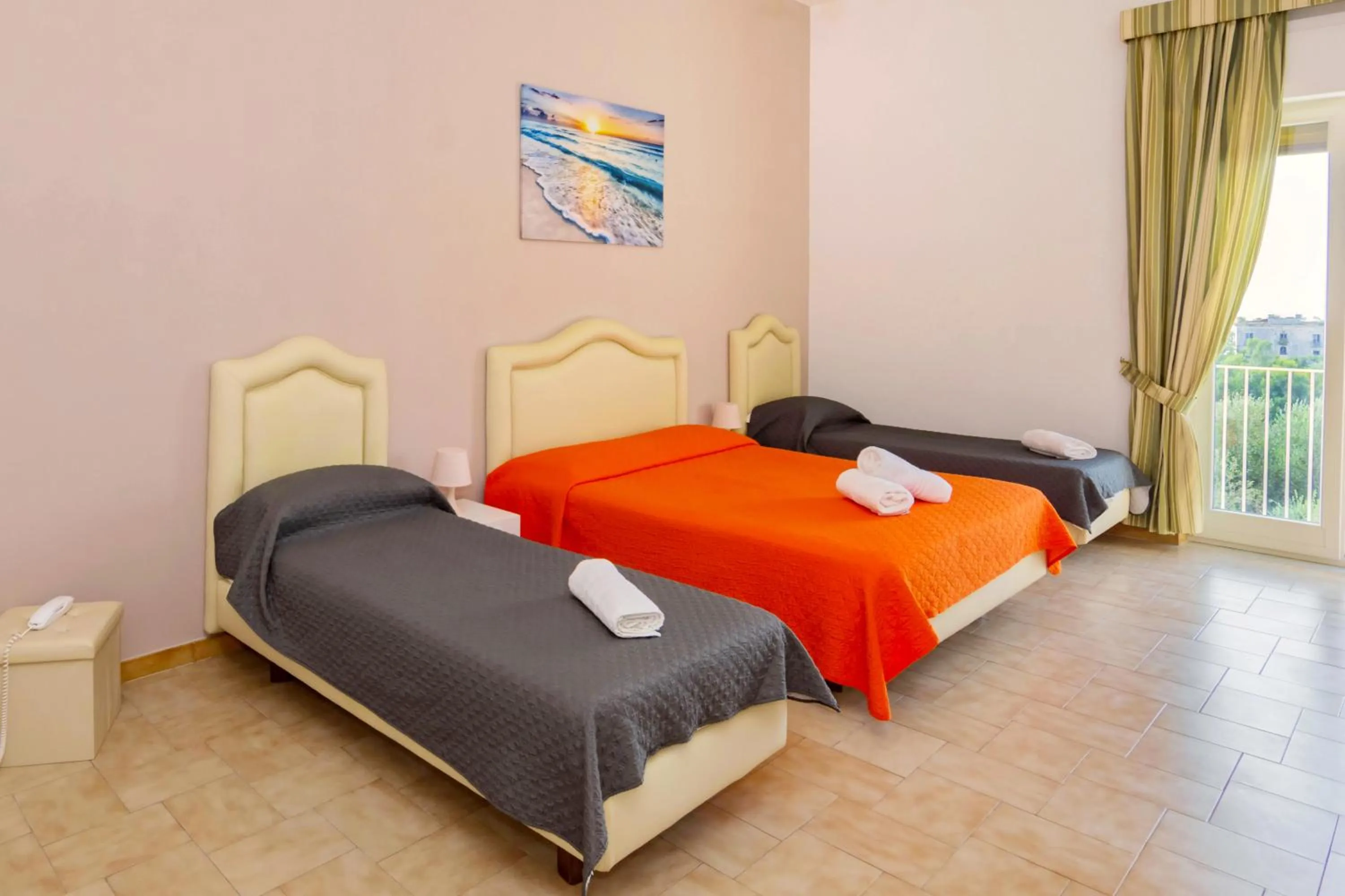 Bedroom, Bed in Sisters Hotel