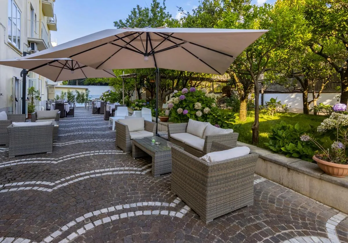 Garden in Sisters Hotel