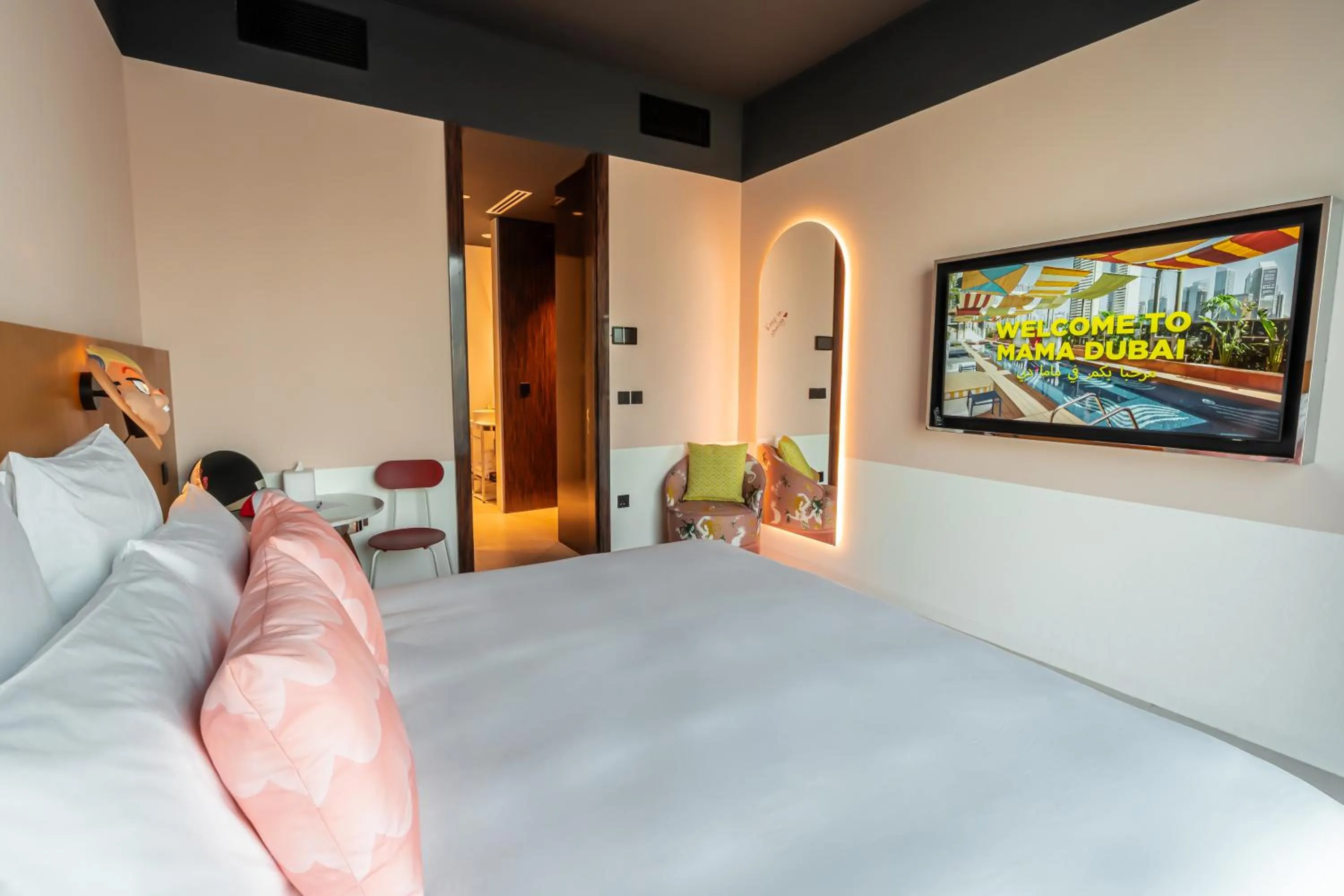 Communal lounge/ TV room, Bed in Mama Shelter Dubai