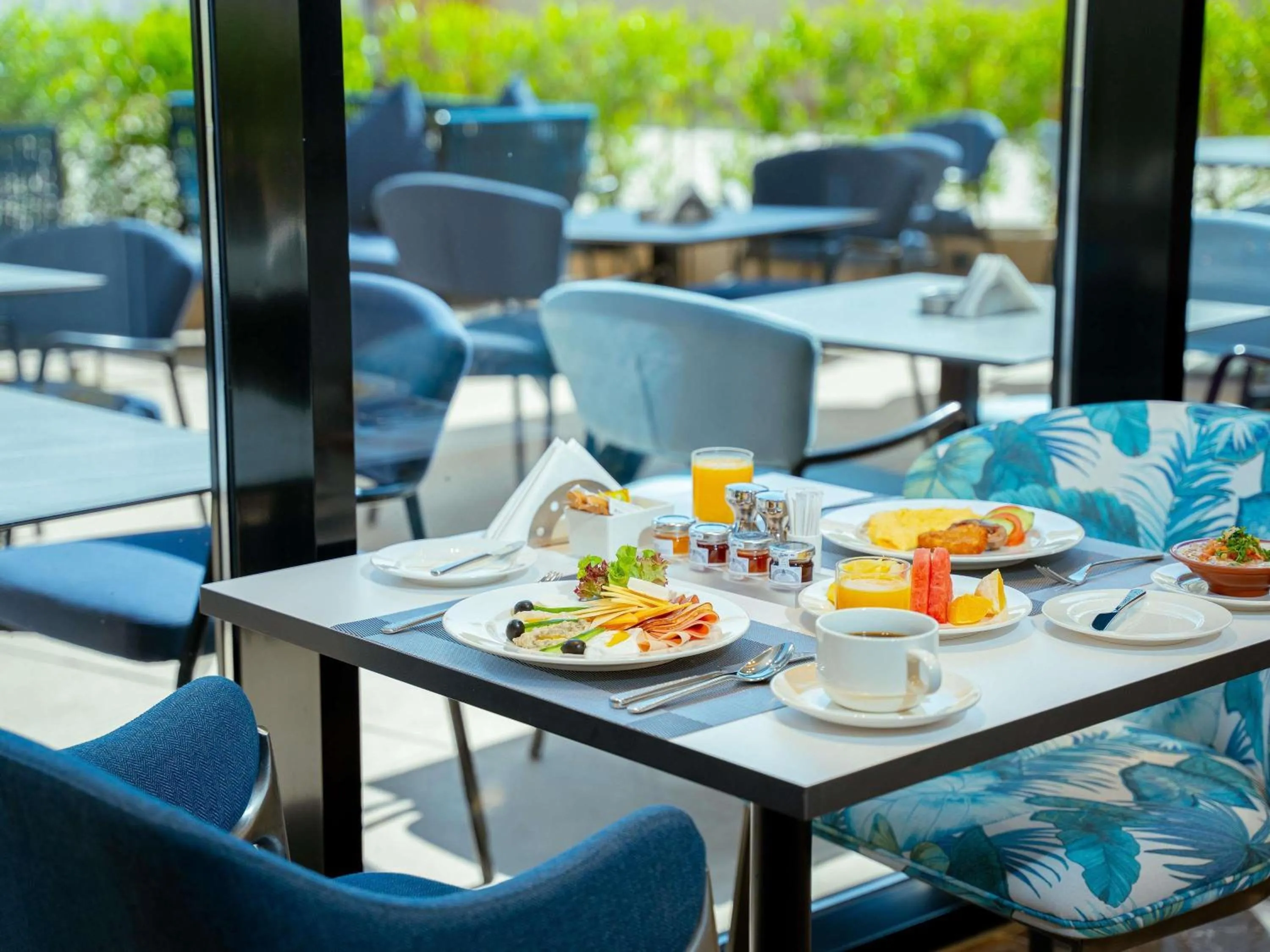 Restaurant/places to eat in Mercure Riyadh Al Anoud