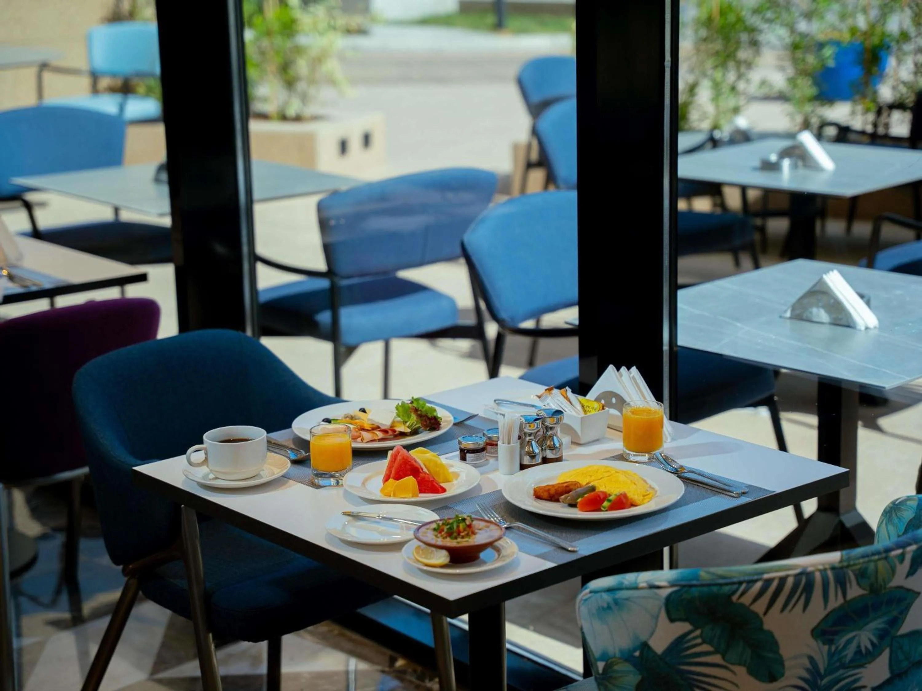 Restaurant/places to eat in Mercure Riyadh Al Anoud