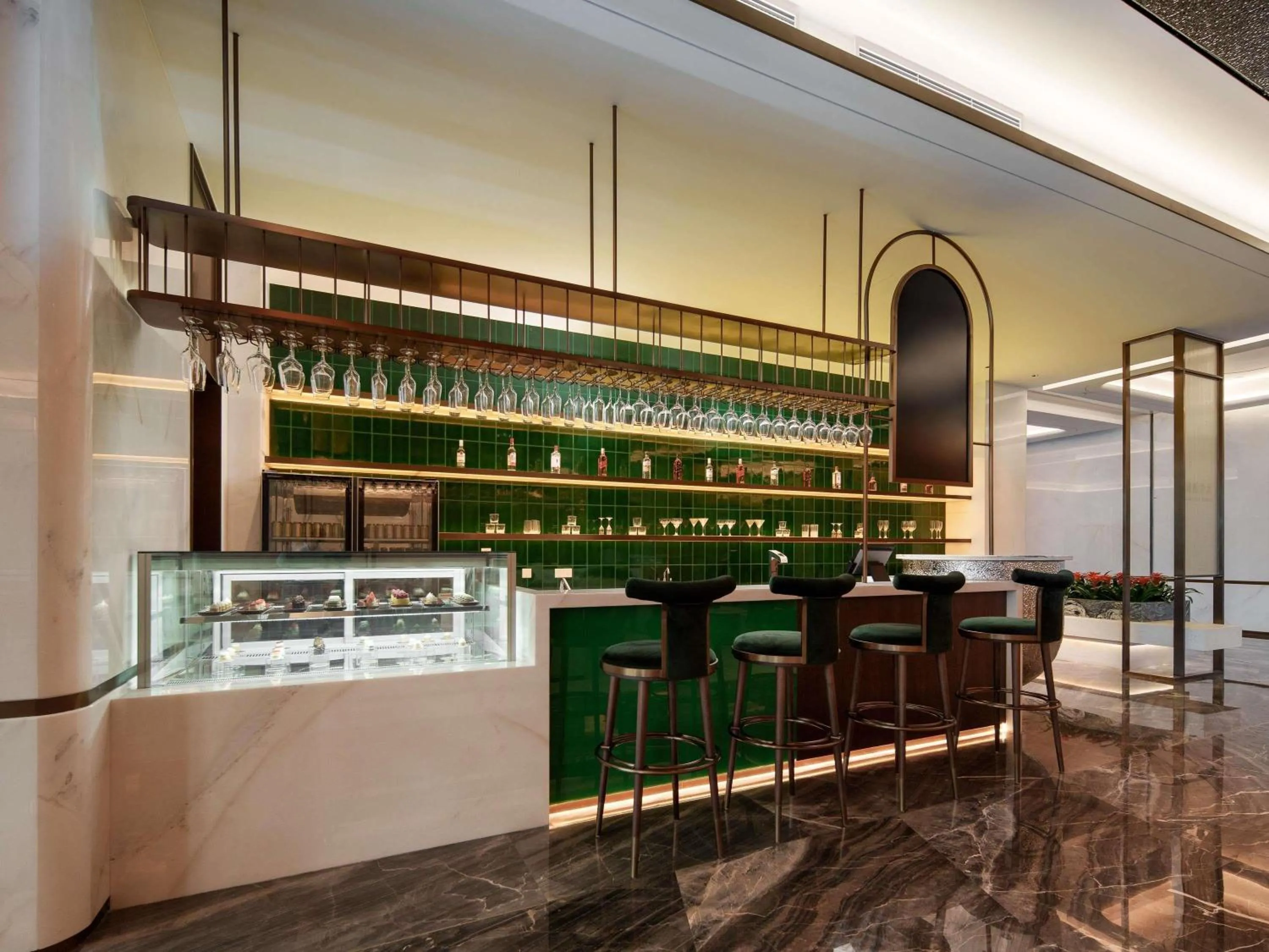 Lounge or bar in Grand Mercure Hangzhou Qingshan Lake