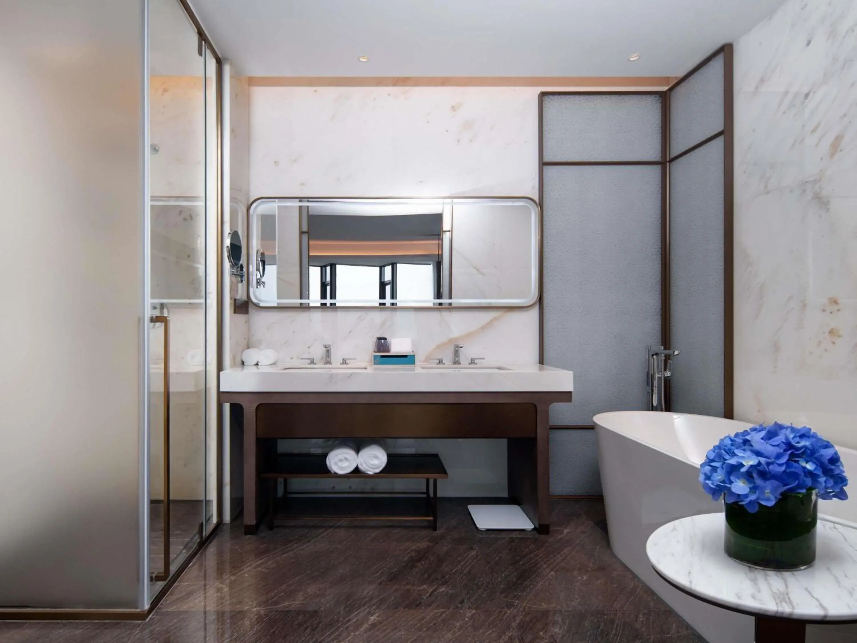 Superior King Suite with Lake View in Grand Mercure Hangzhou Qingshan Lake Superior King Suite with Lake View in Grand Mercure Hangzhou Qingshan Lake