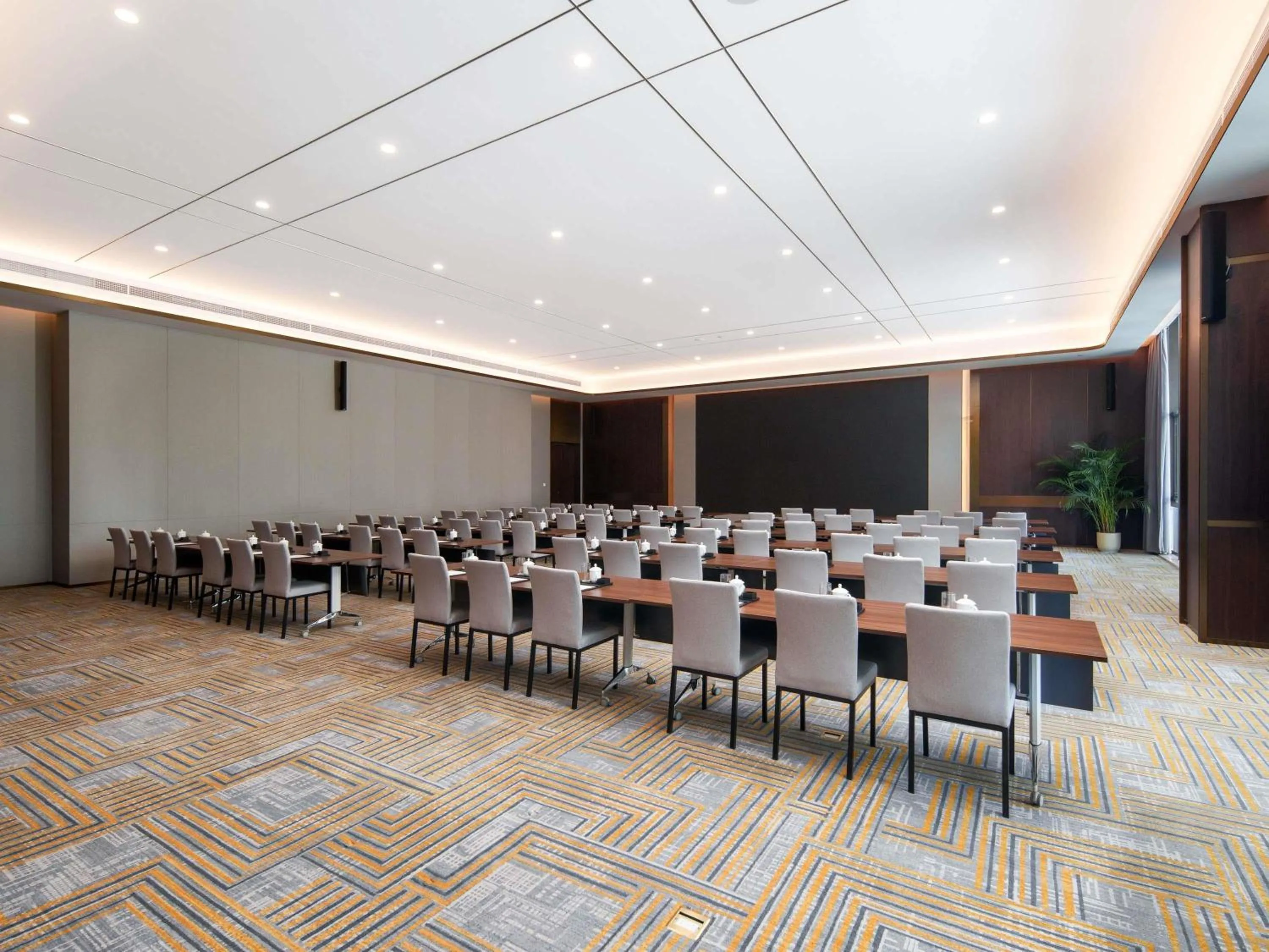 Meeting/conference room in Grand Mercure Hangzhou Qingshan Lake