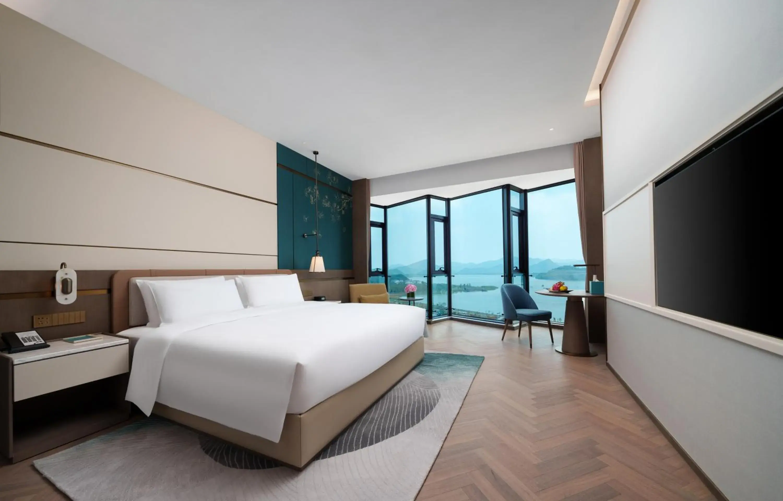 Executive King Room with Lake View in Grand Mercure Hangzhou Qingshan Lake Executive King Room with Lake View in Grand Mercure Hangzhou Qingshan Lake