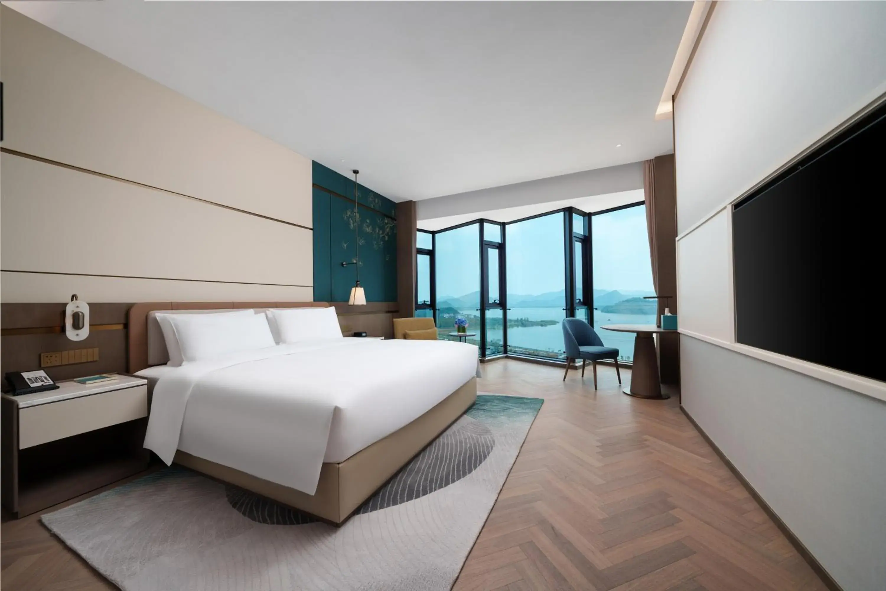 Superior King Room with Lake View in Grand Mercure Hangzhou Qingshan Lake Superior King Room with Lake View in Grand Mercure Hangzhou Qingshan Lake
