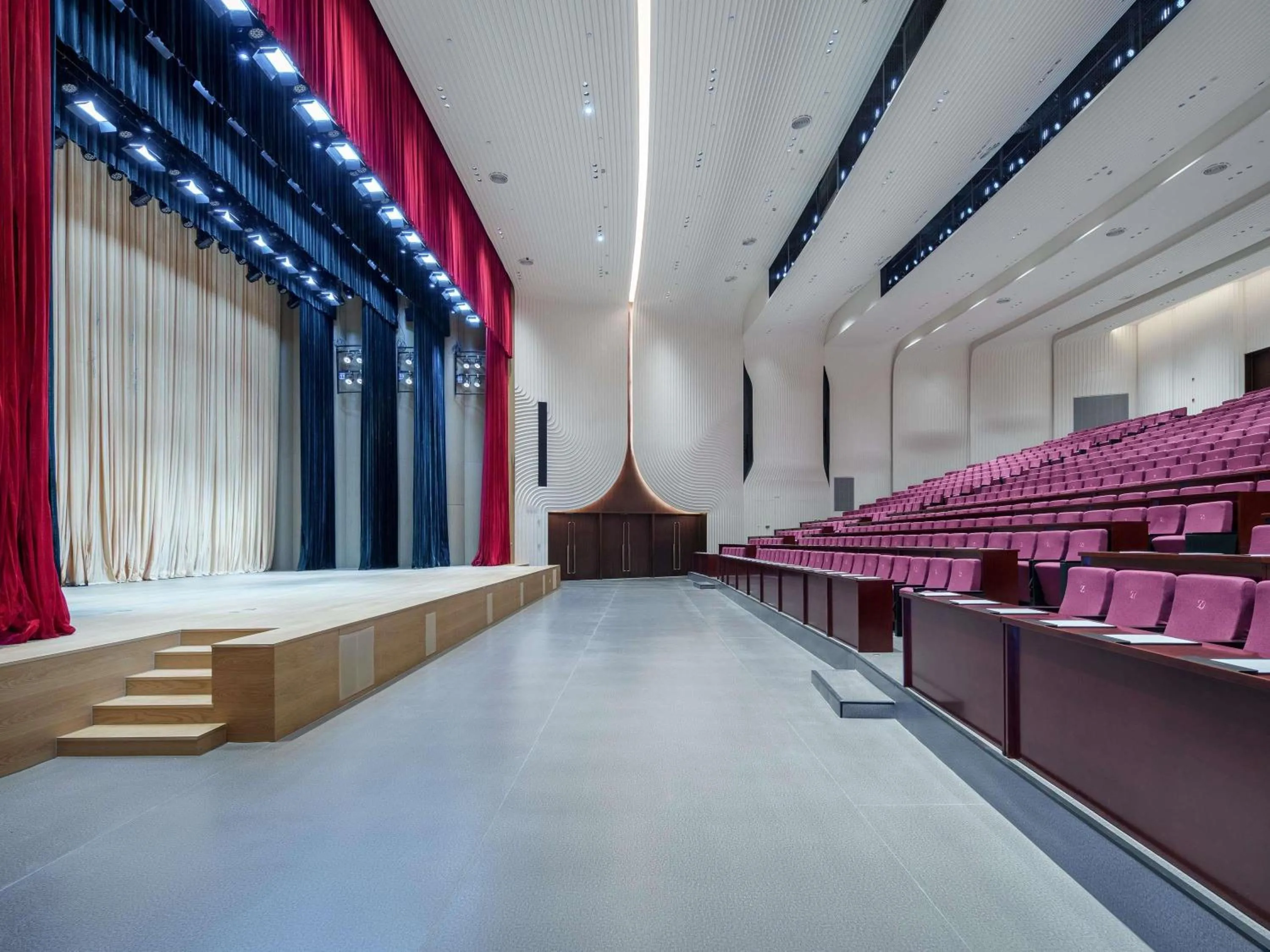 Meeting/conference room in Grand Mercure Hangzhou Qingshan Lake