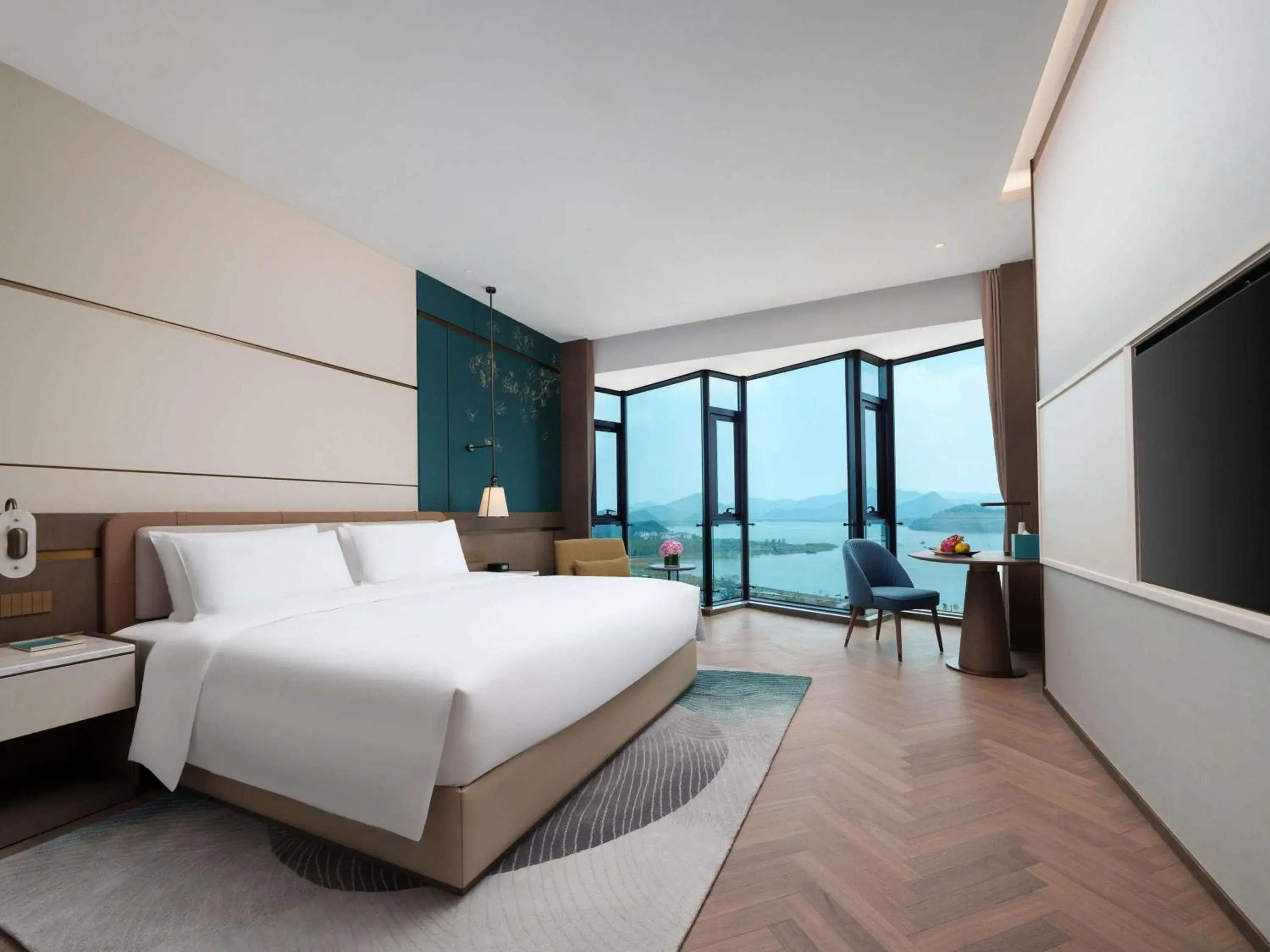 Executive King Room with Lake View in Grand Mercure Hangzhou Qingshan Lake Executive King Room with Lake View in Grand Mercure Hangzhou Qingshan Lake