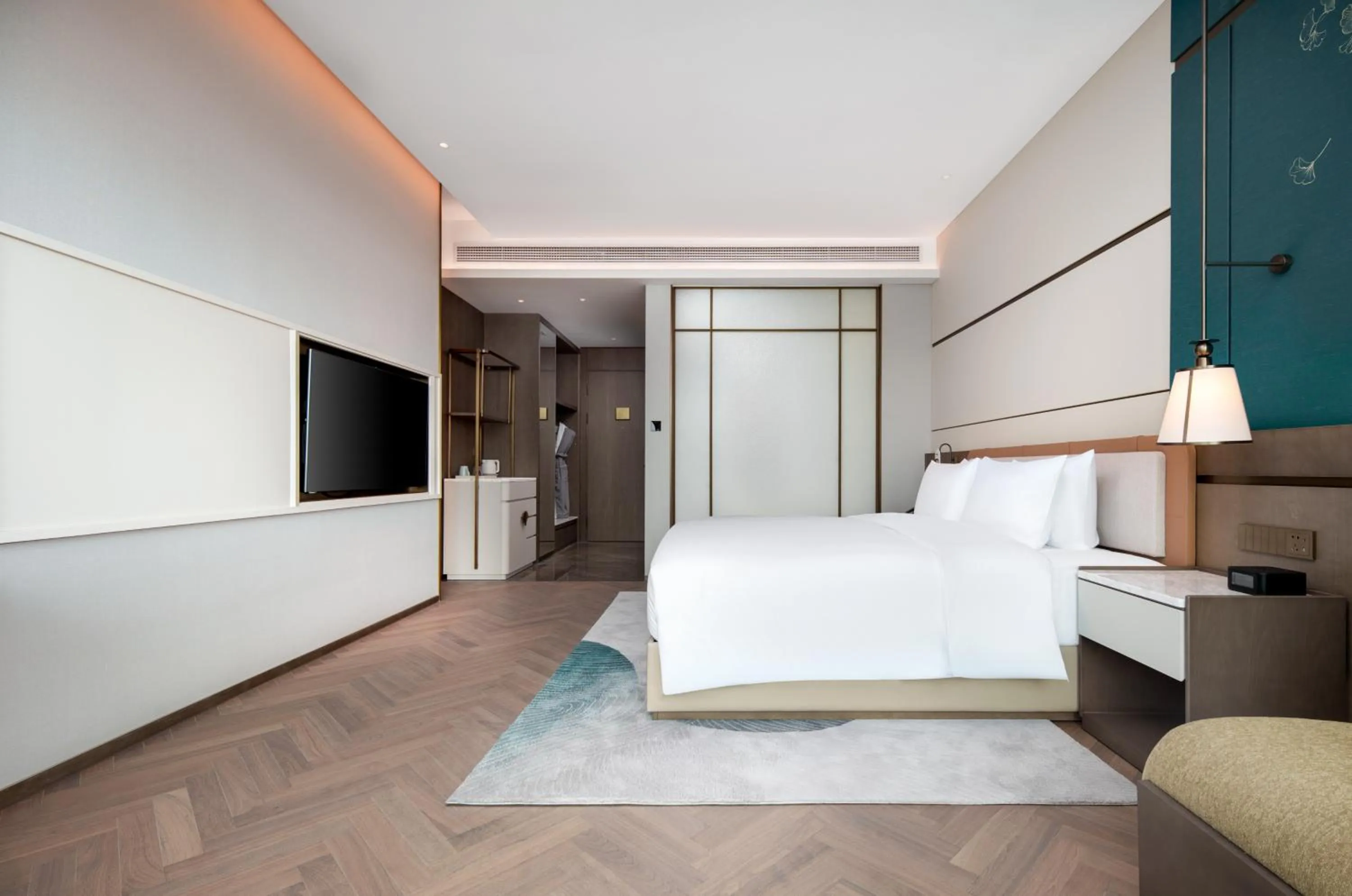 Photo of the whole room, Bed in Grand Mercure Hangzhou Qingshan Lake