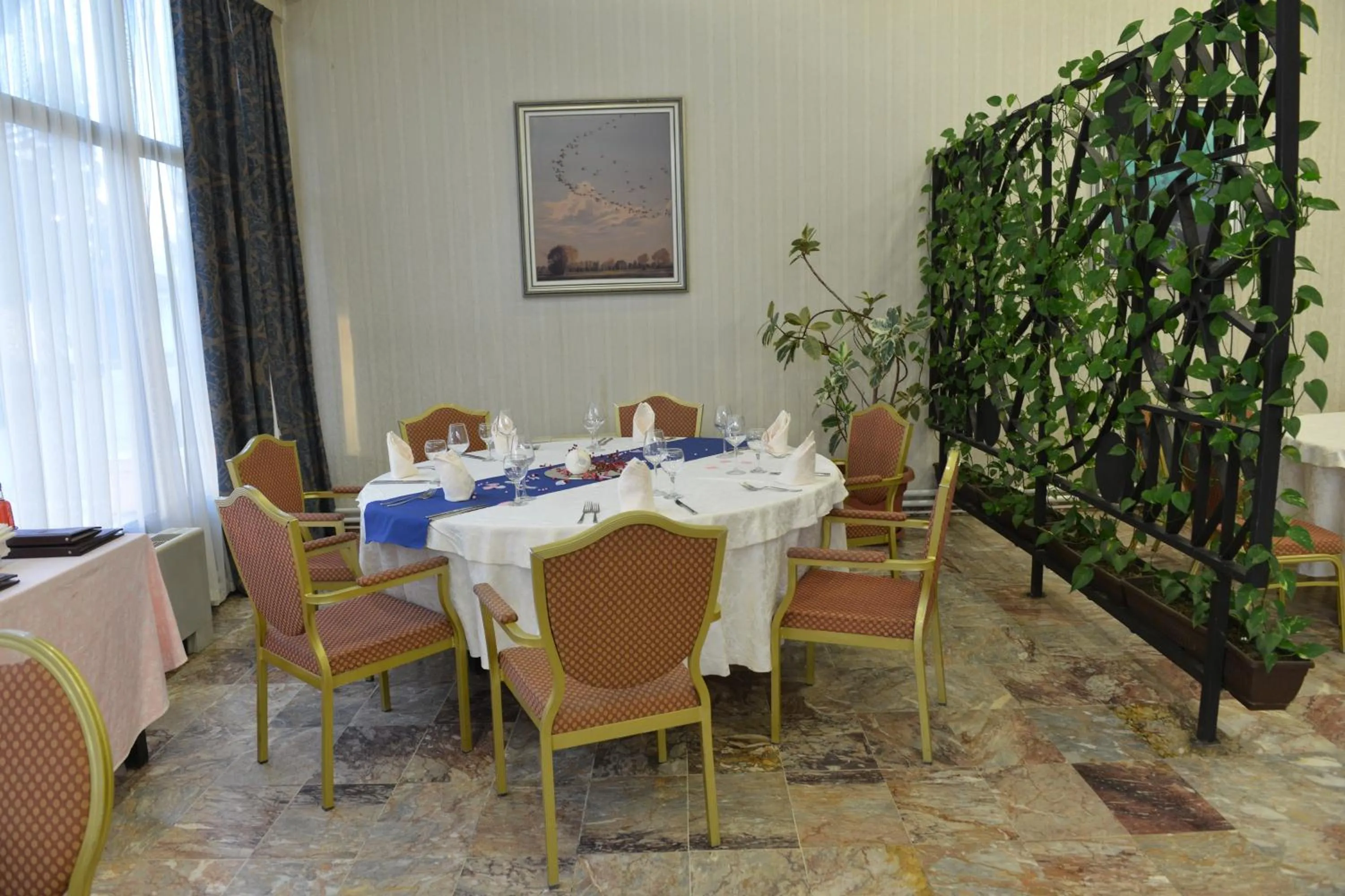 Restaurant/places to eat in Hotel Bellevue