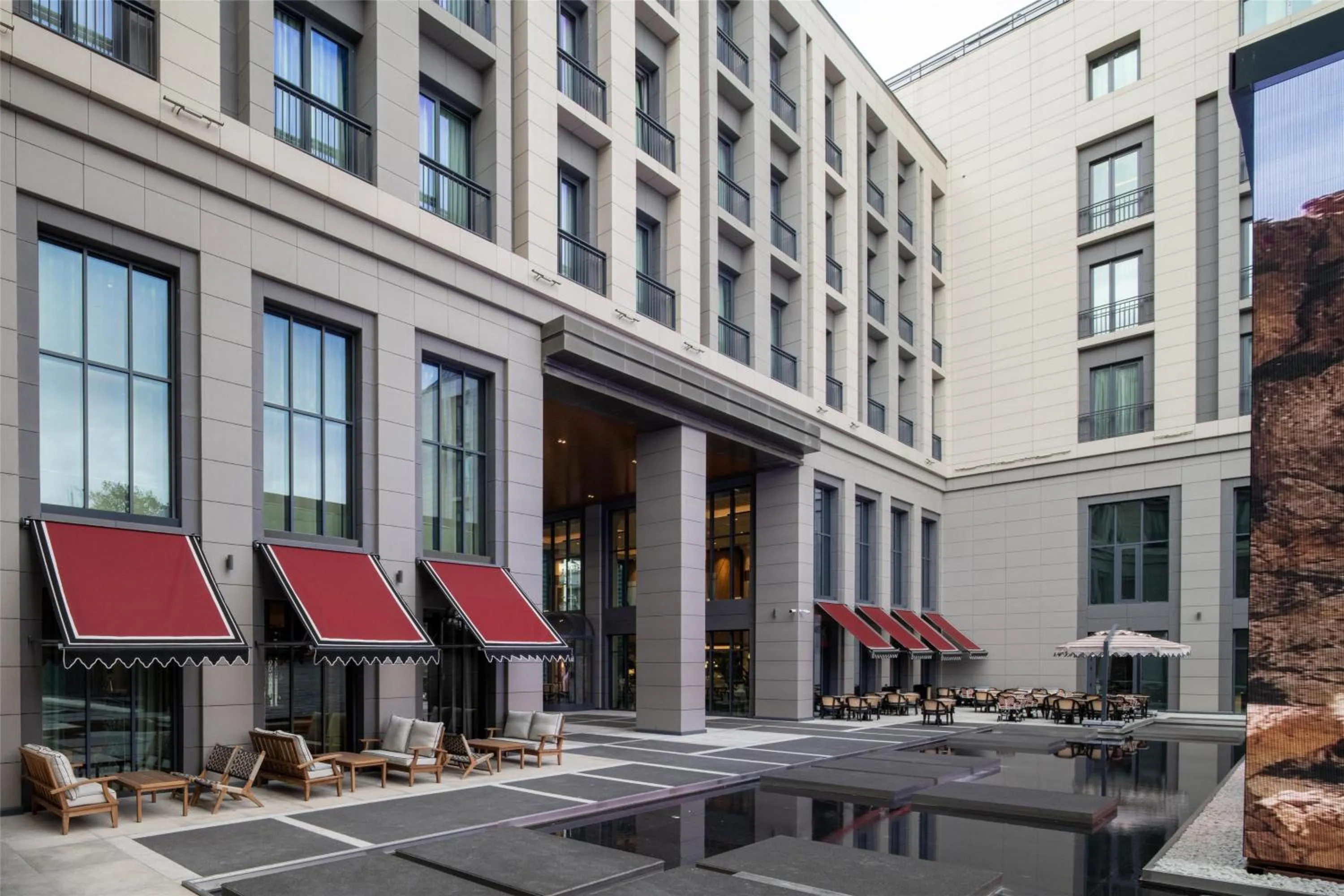 Restaurant/places to eat in Altunizade Suites Istanbul, Curio Collection By Hilton