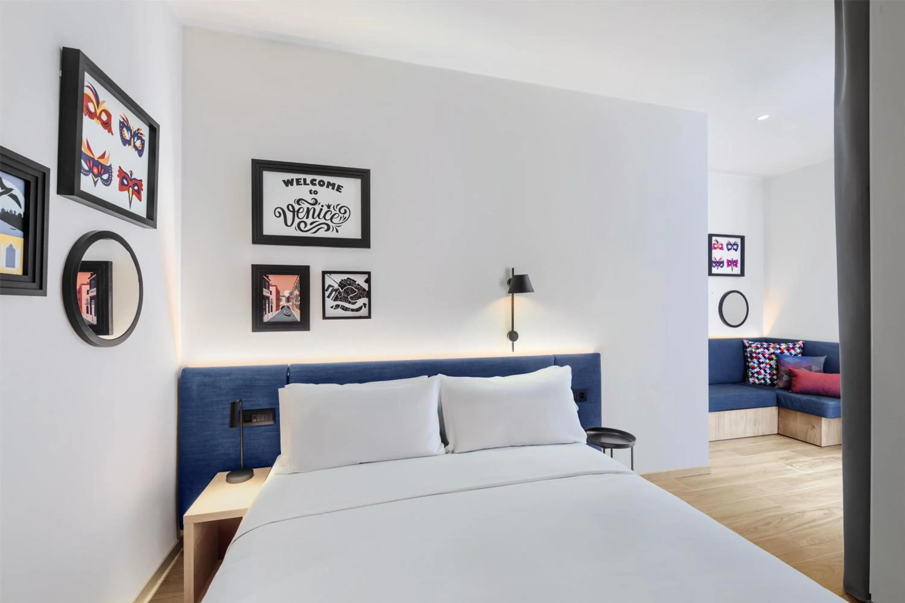 Living room, Bed in Hampton By Hilton Venice Isola Nuova