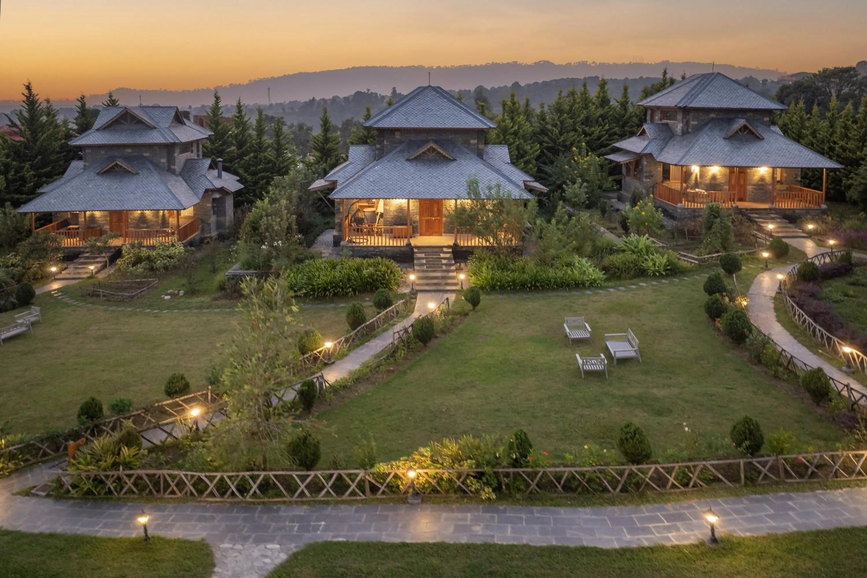 Property building in Echor Hill Farm Cottages Palampur