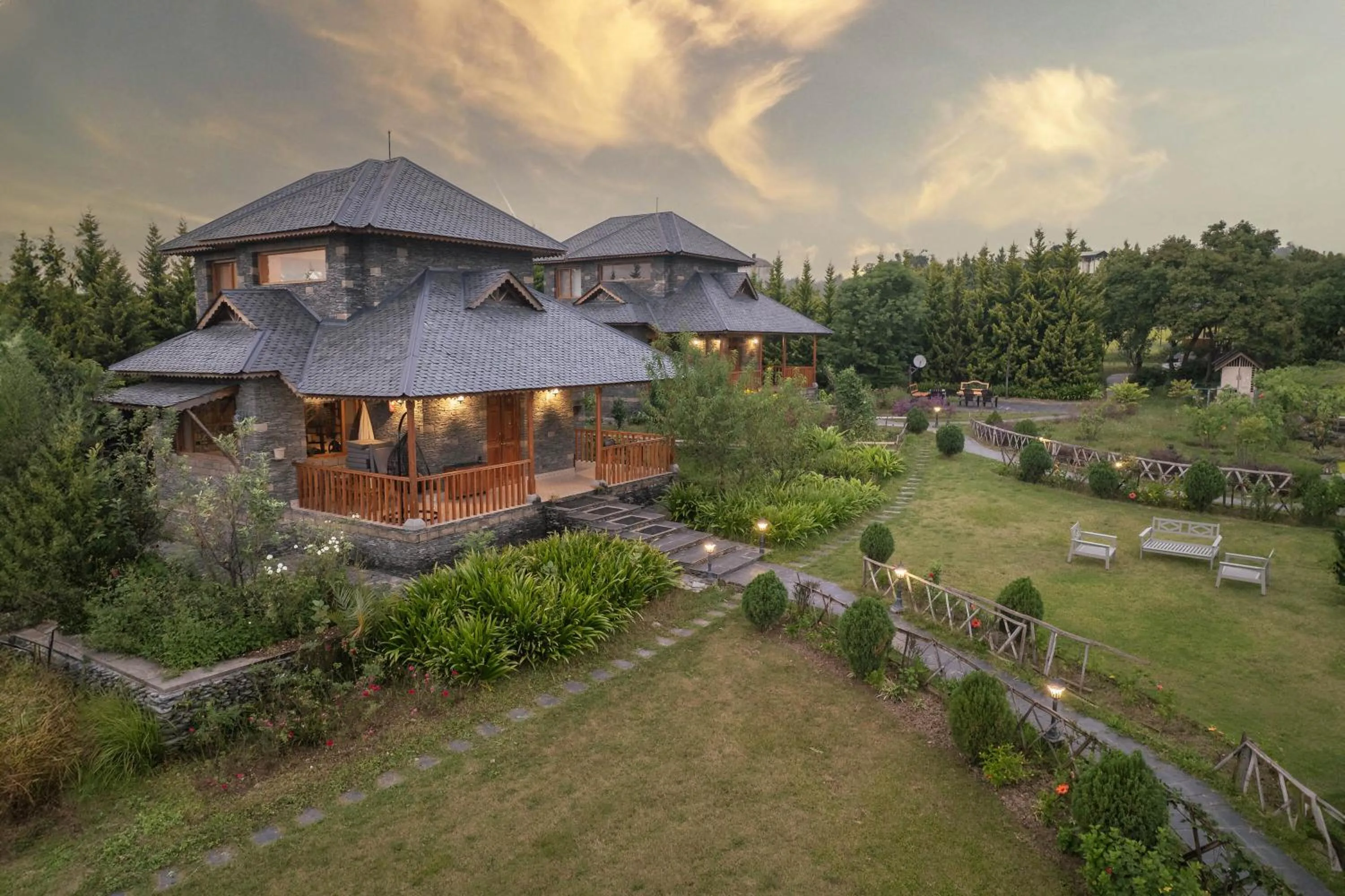 Property building in Echor Hill Farm Cottages Palampur