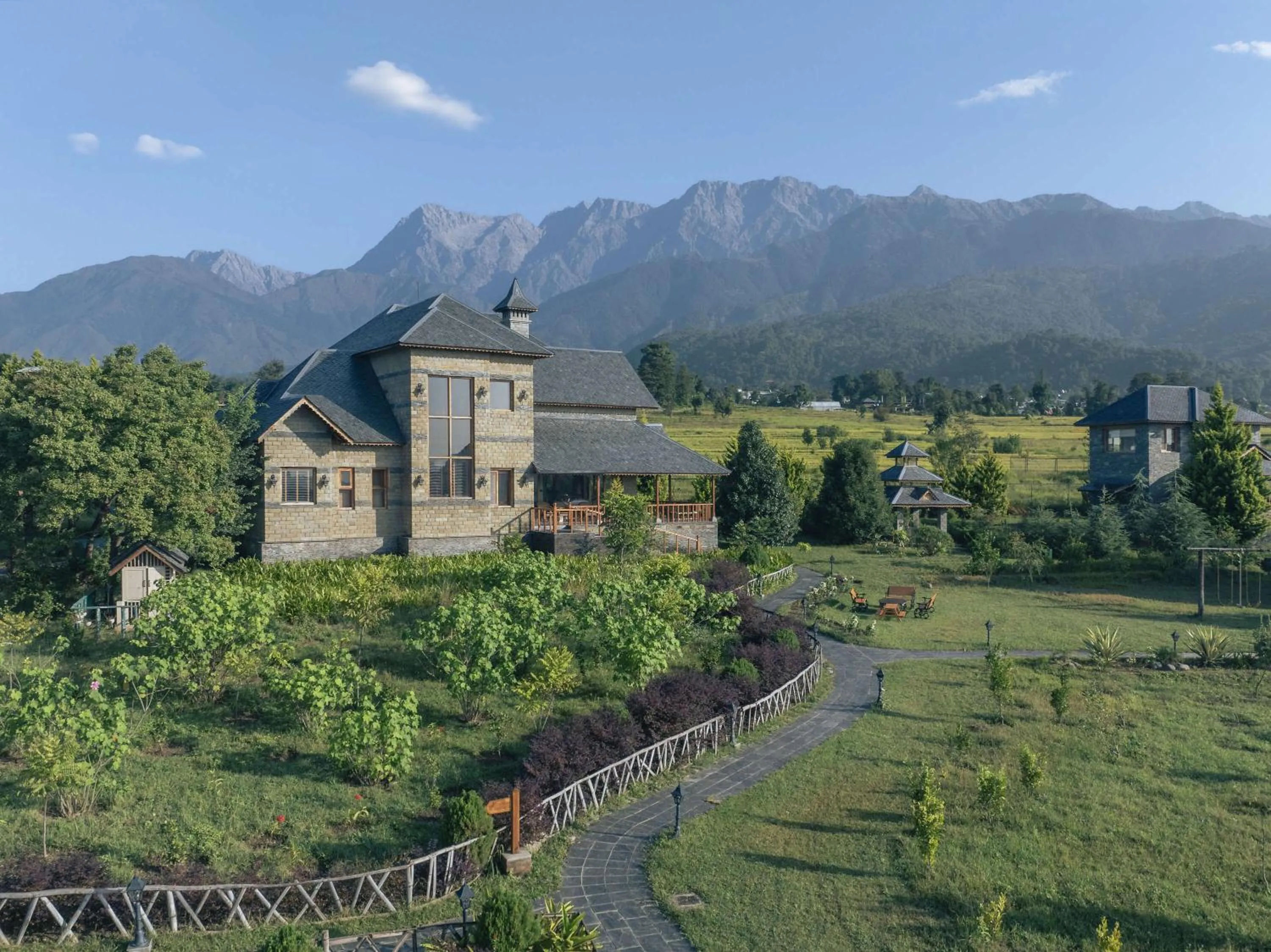 Property building in Echor Hill Farm Cottages Palampur