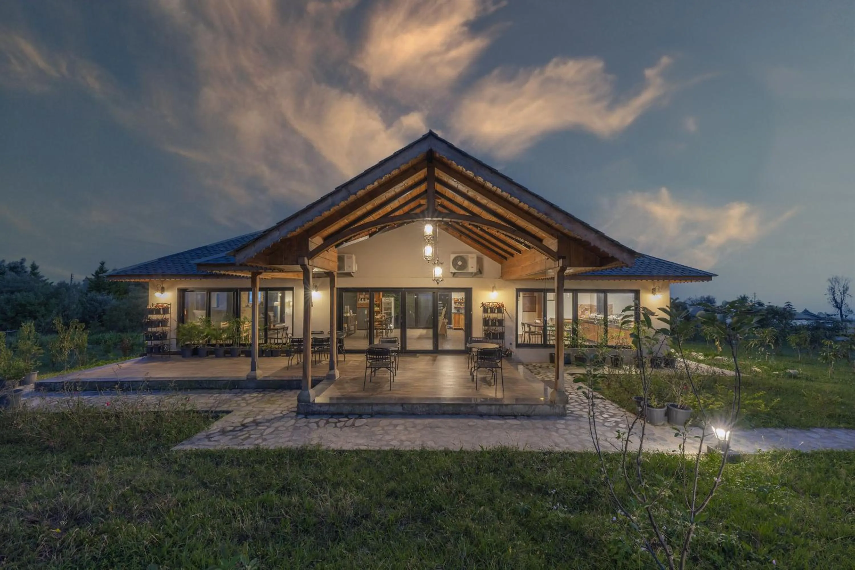 Property building in Echor Hill Farm Cottages Palampur