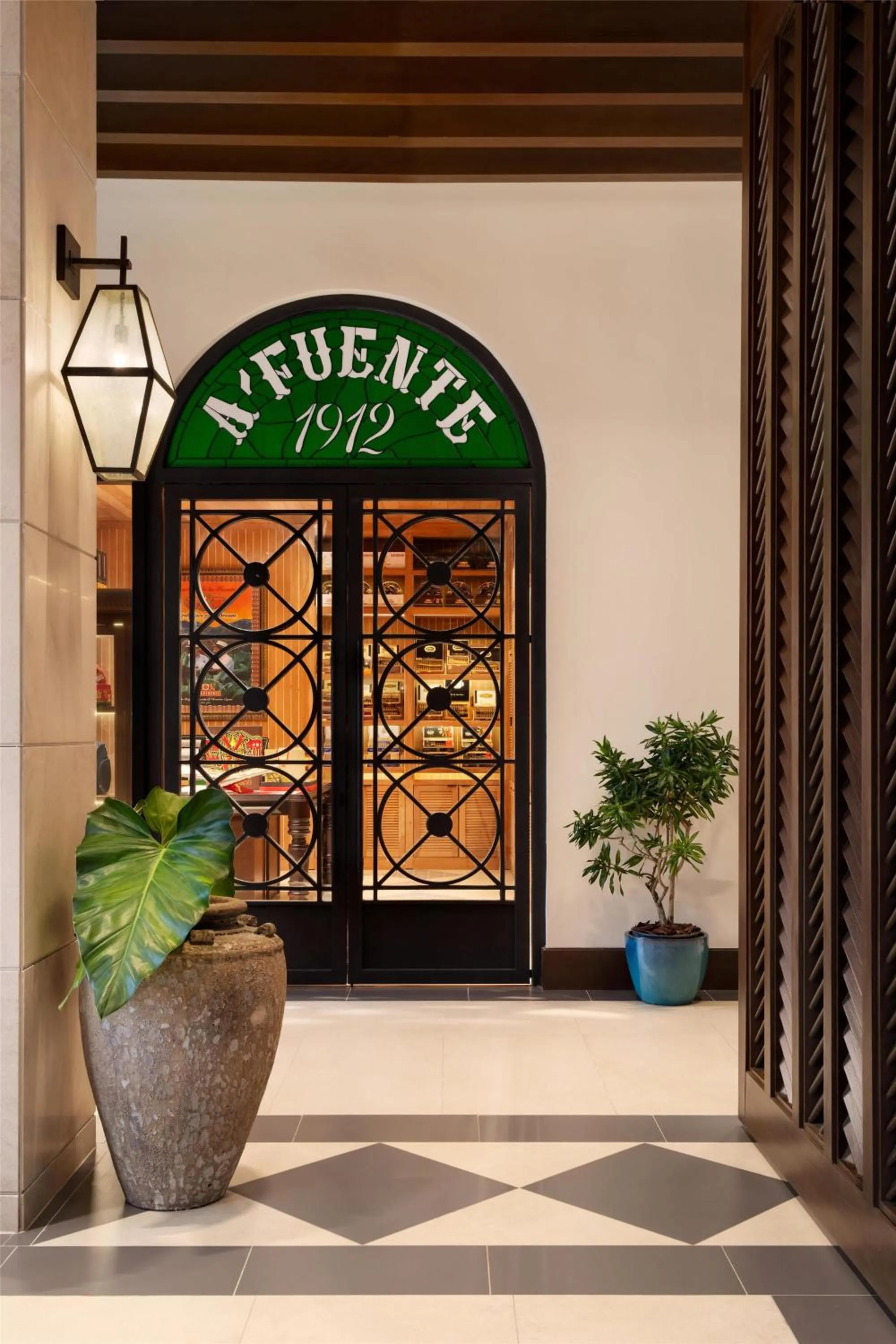 On-site shops in Hotel Santiago, Curio Collection By Hilton