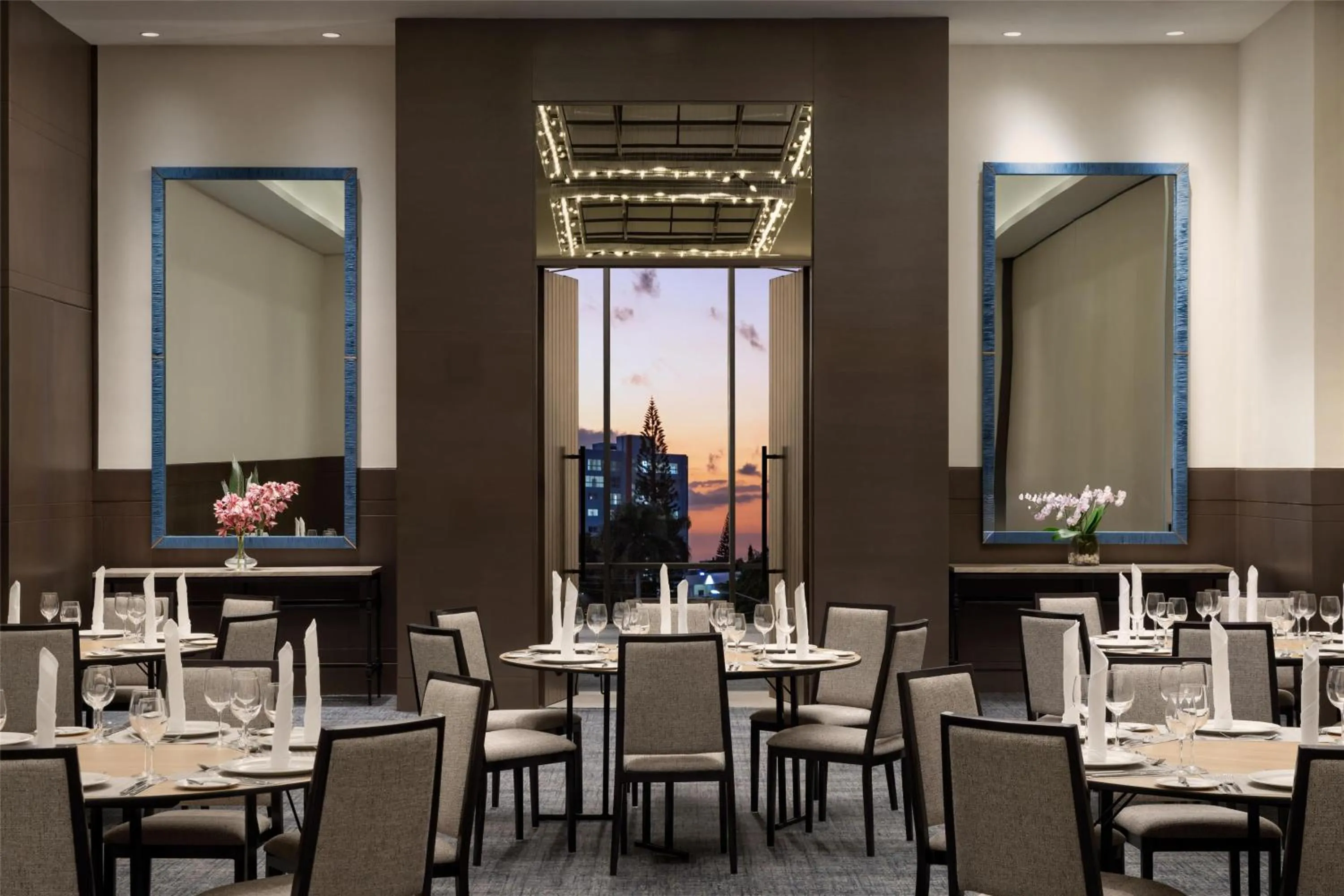 Meeting/conference room in Hotel Santiago, Curio Collection By Hilton