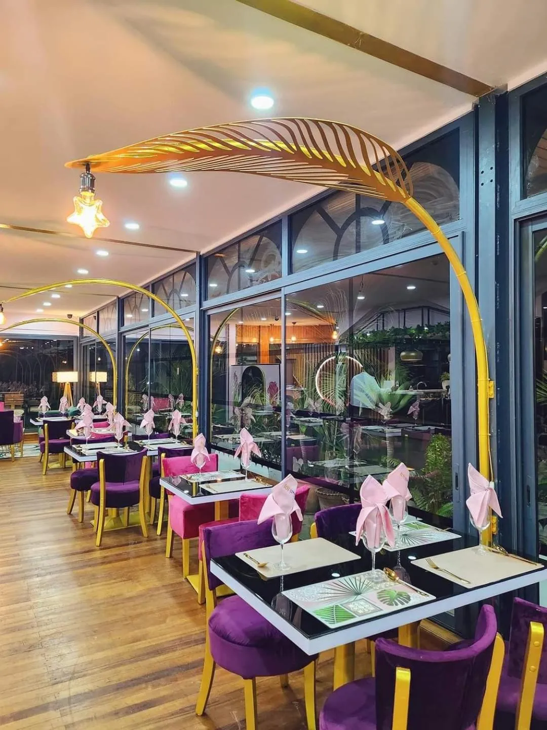 Restaurant/places to eat in Central Hotel Tana