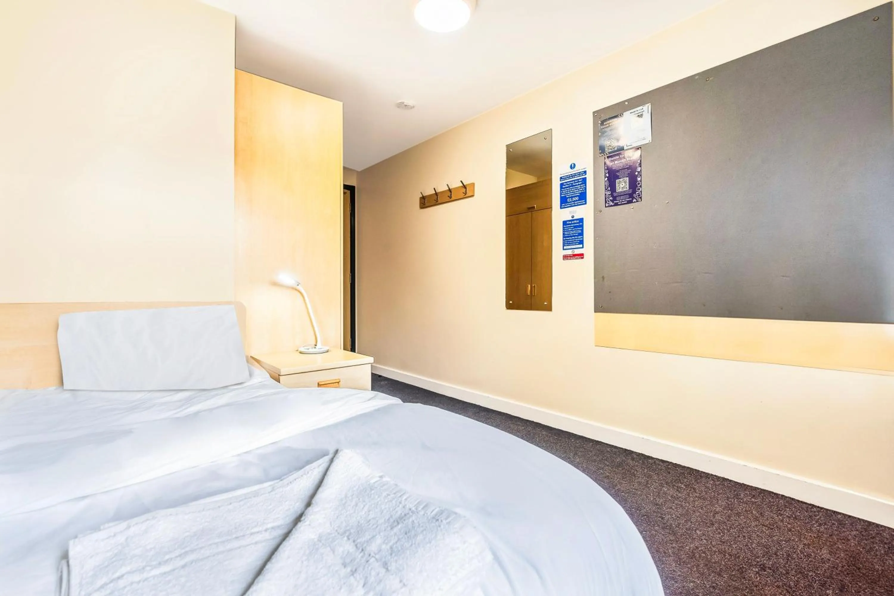 Bedroom, Bed in Crewe City Centre