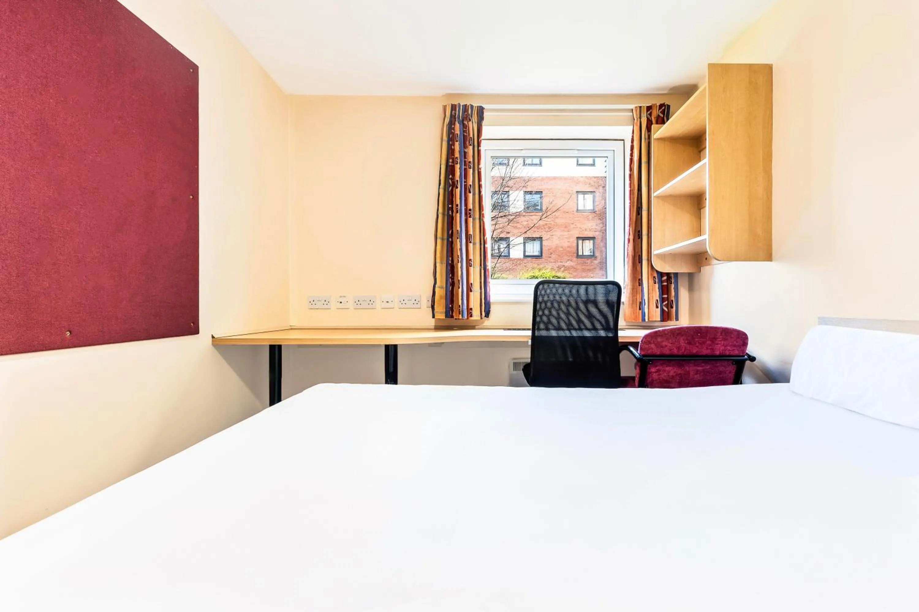 Bedroom, Bed in Crewe City Centre