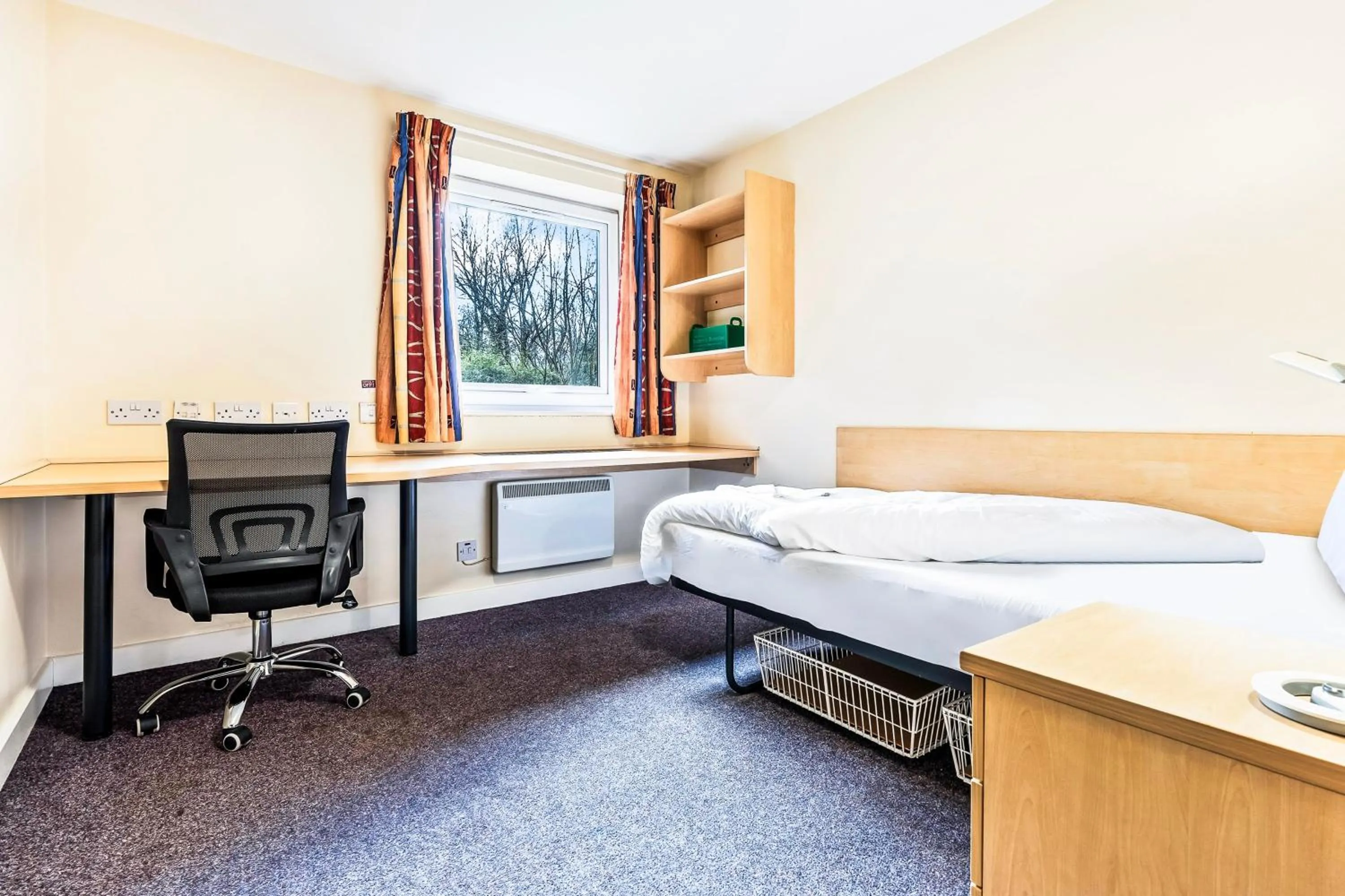 Bedroom, Bed in Crewe City Centre