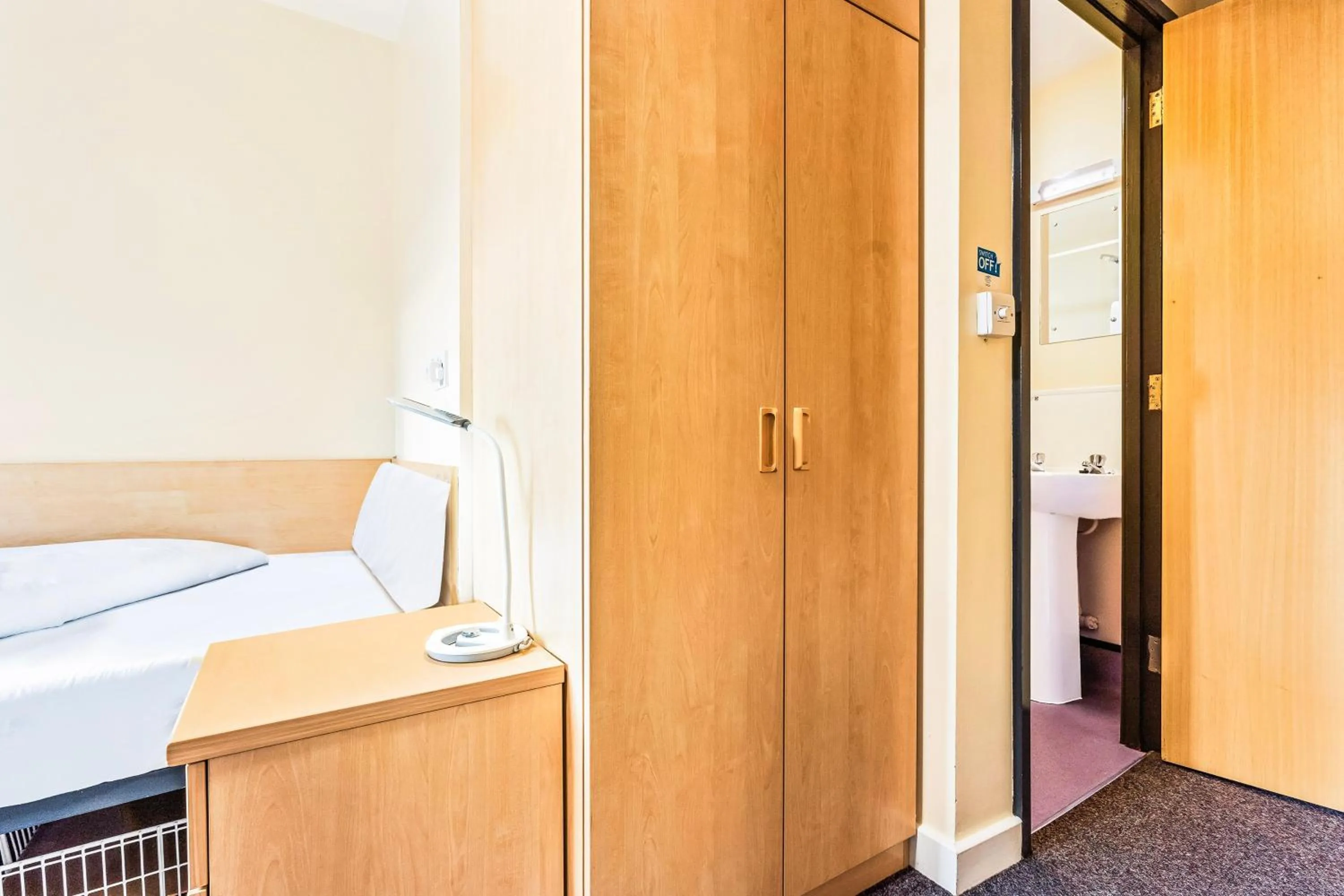 Bedroom, Bed in Crewe City Centre