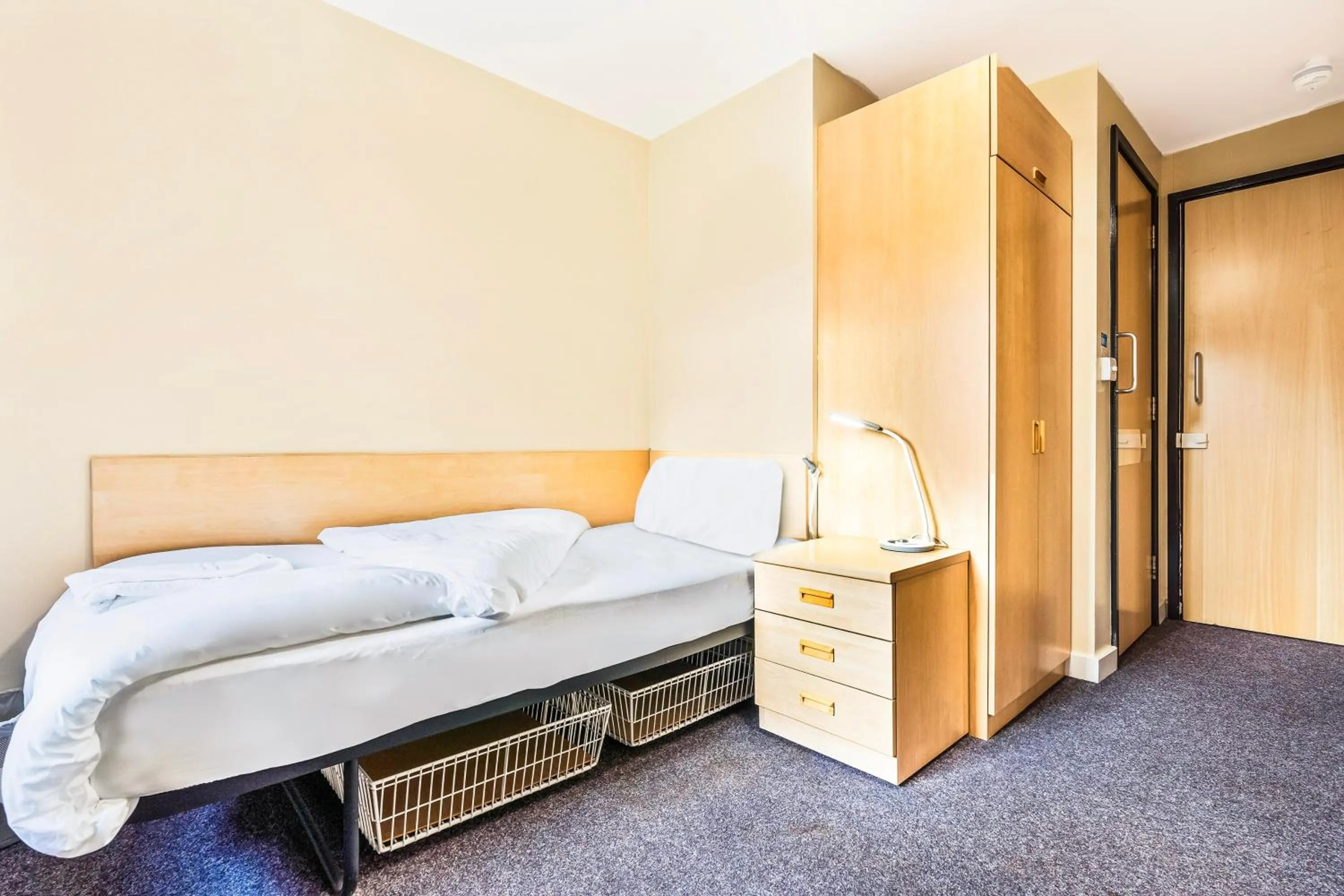 Bedroom, Bed in Crewe City Centre