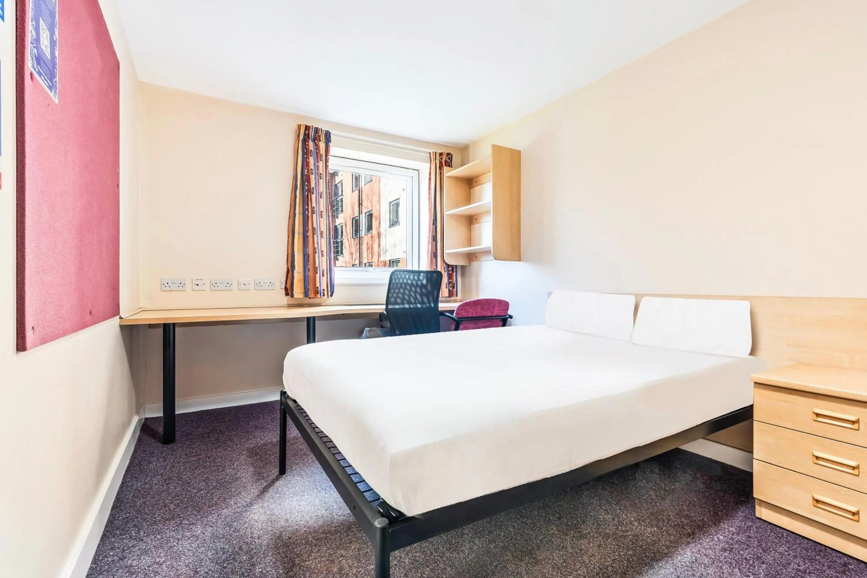 Bedroom, Bed in Crewe City Centre