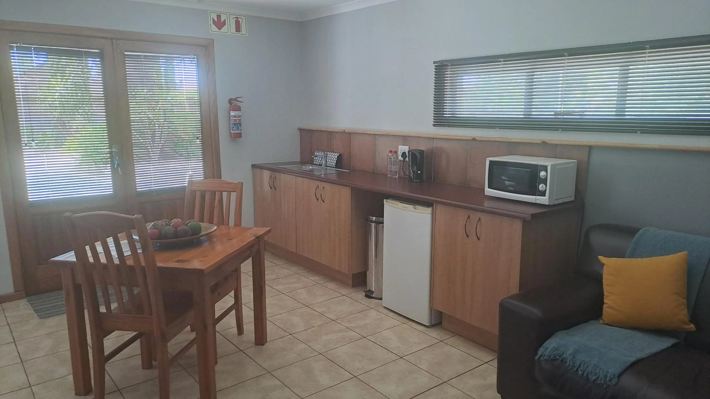 Kitchen or kitchenette in African Dawn B&B