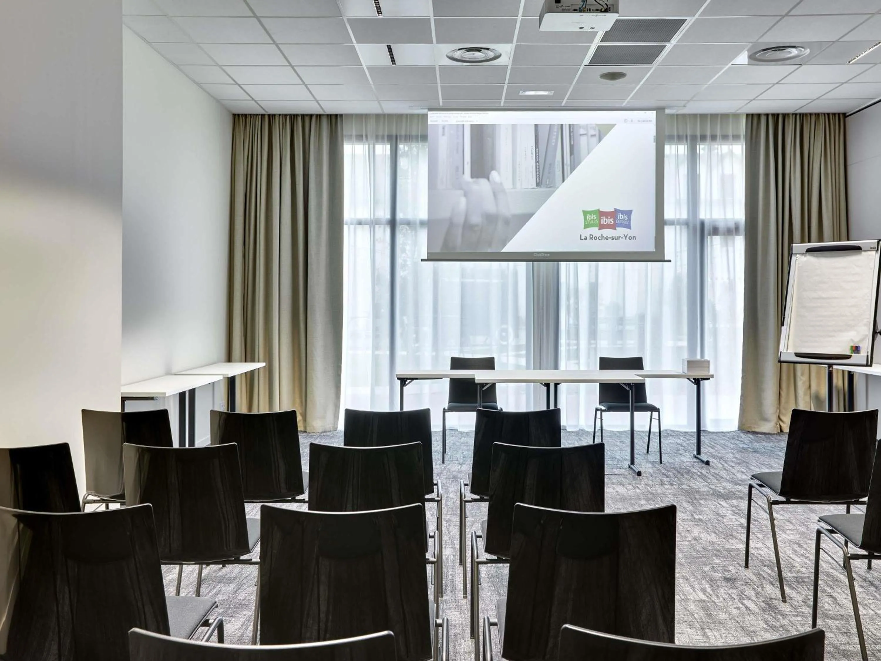 Meeting/conference room in ibis Styles La Roche-sur-Yon