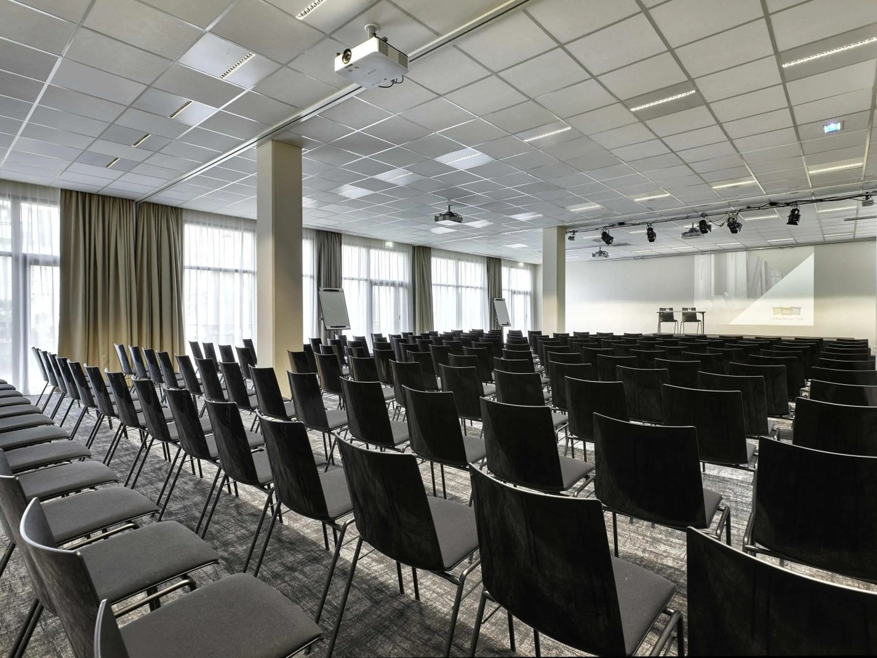 Meeting/conference room in ibis Styles La Roche-sur-Yon