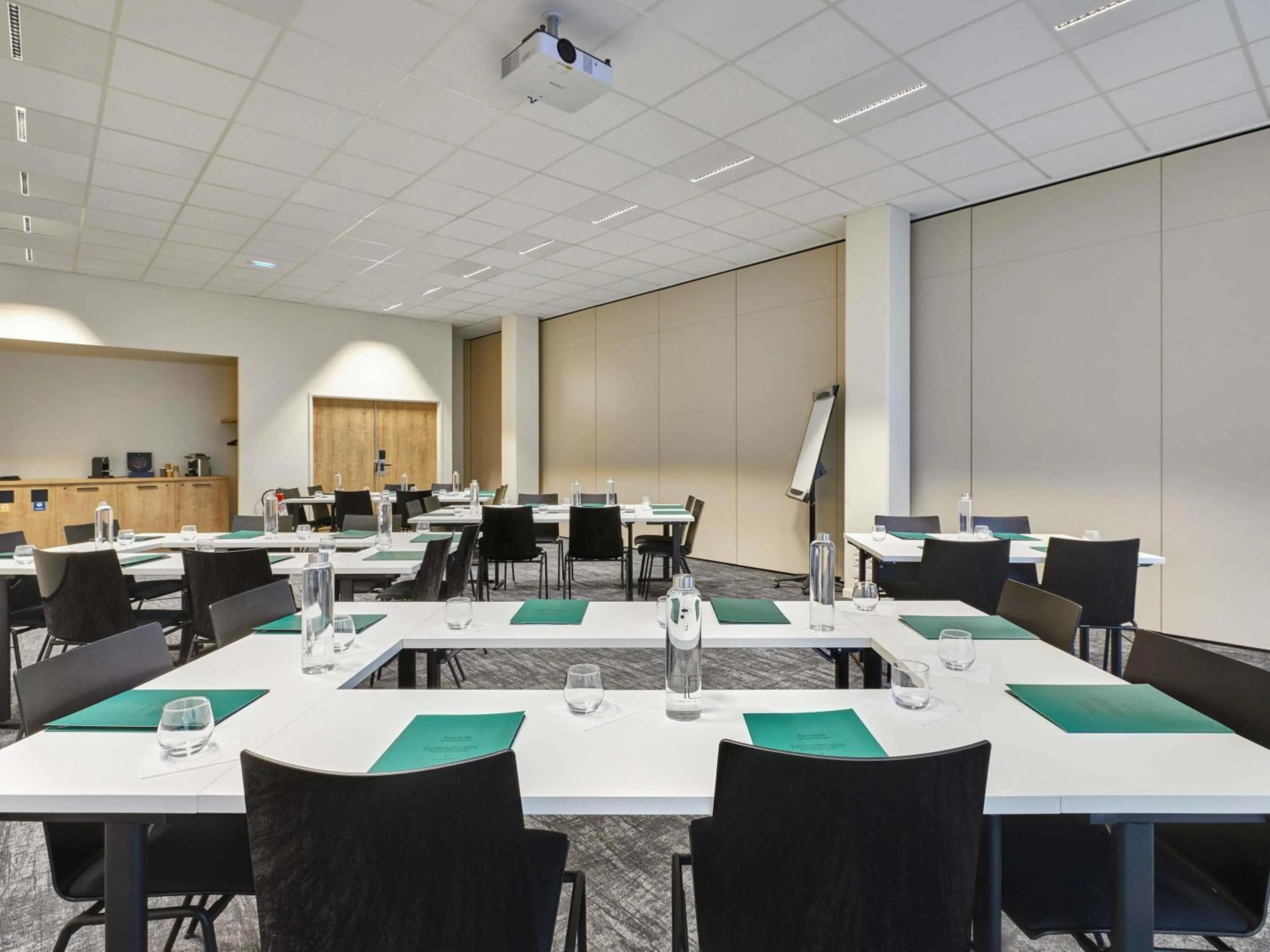 Meeting/conference room in ibis Styles La Roche-sur-Yon