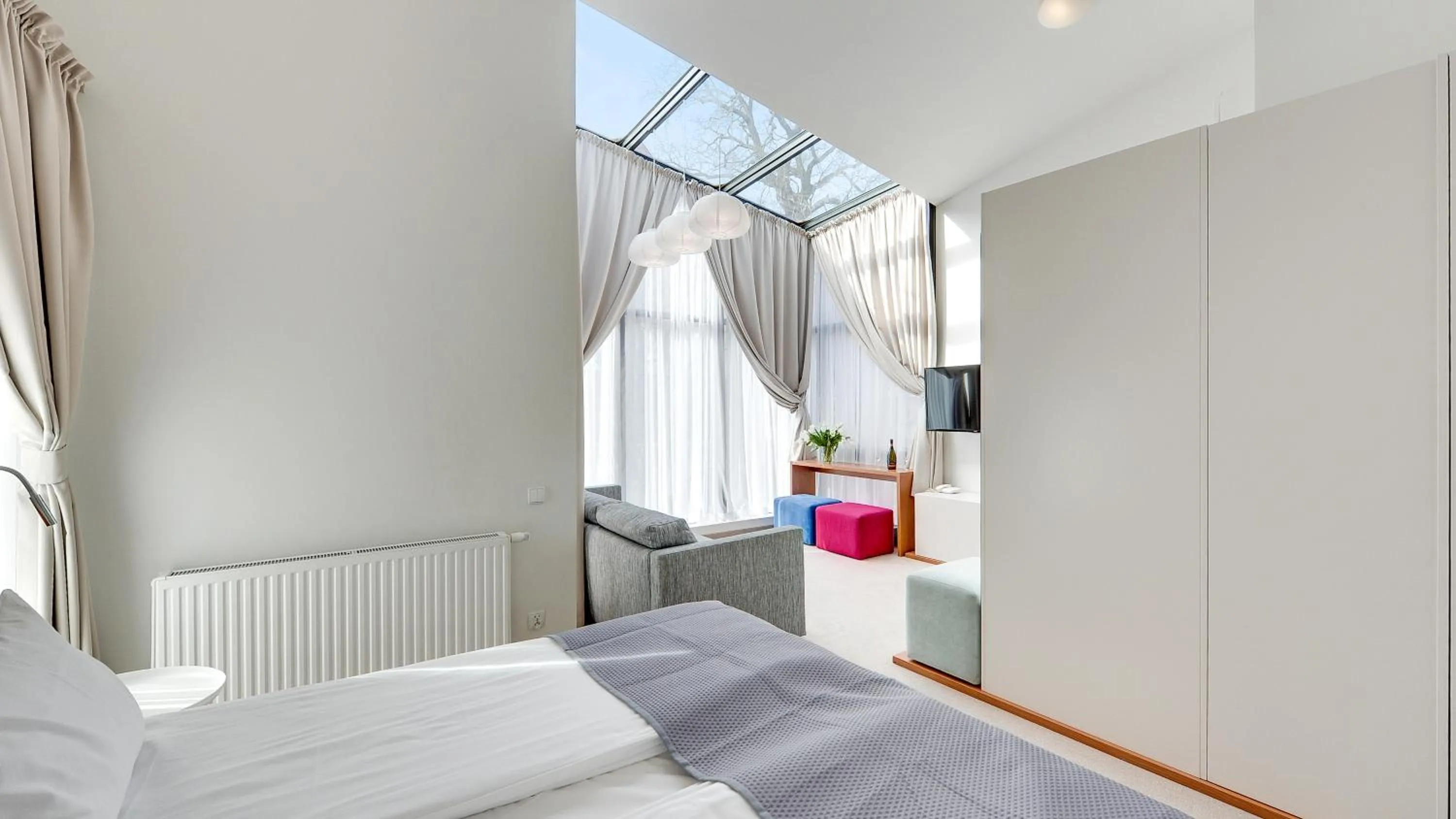 Photo of the whole room, Bed in Villa 21 by Victus