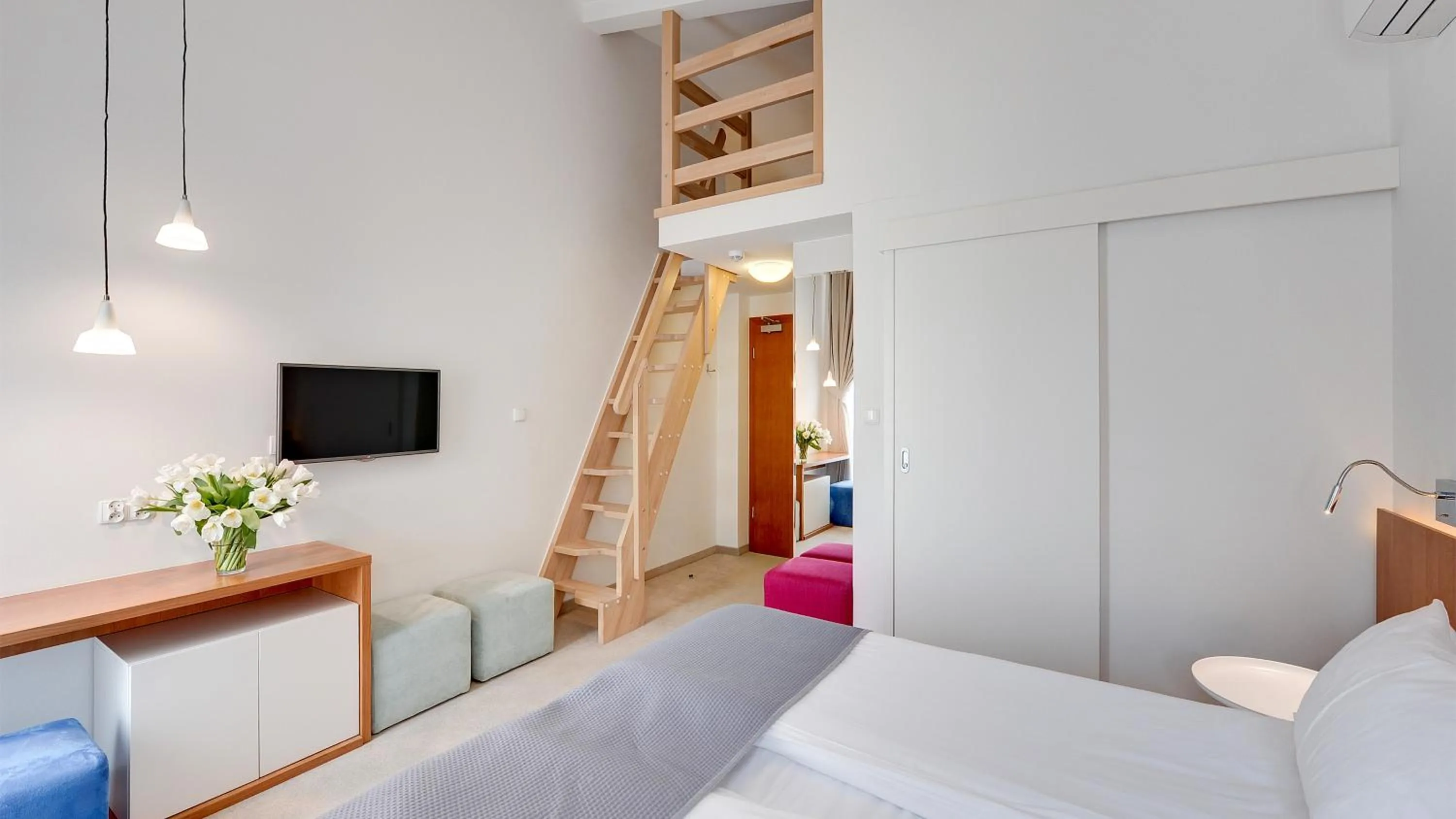 Photo of the whole room, Bed in Villa 21 by Victus