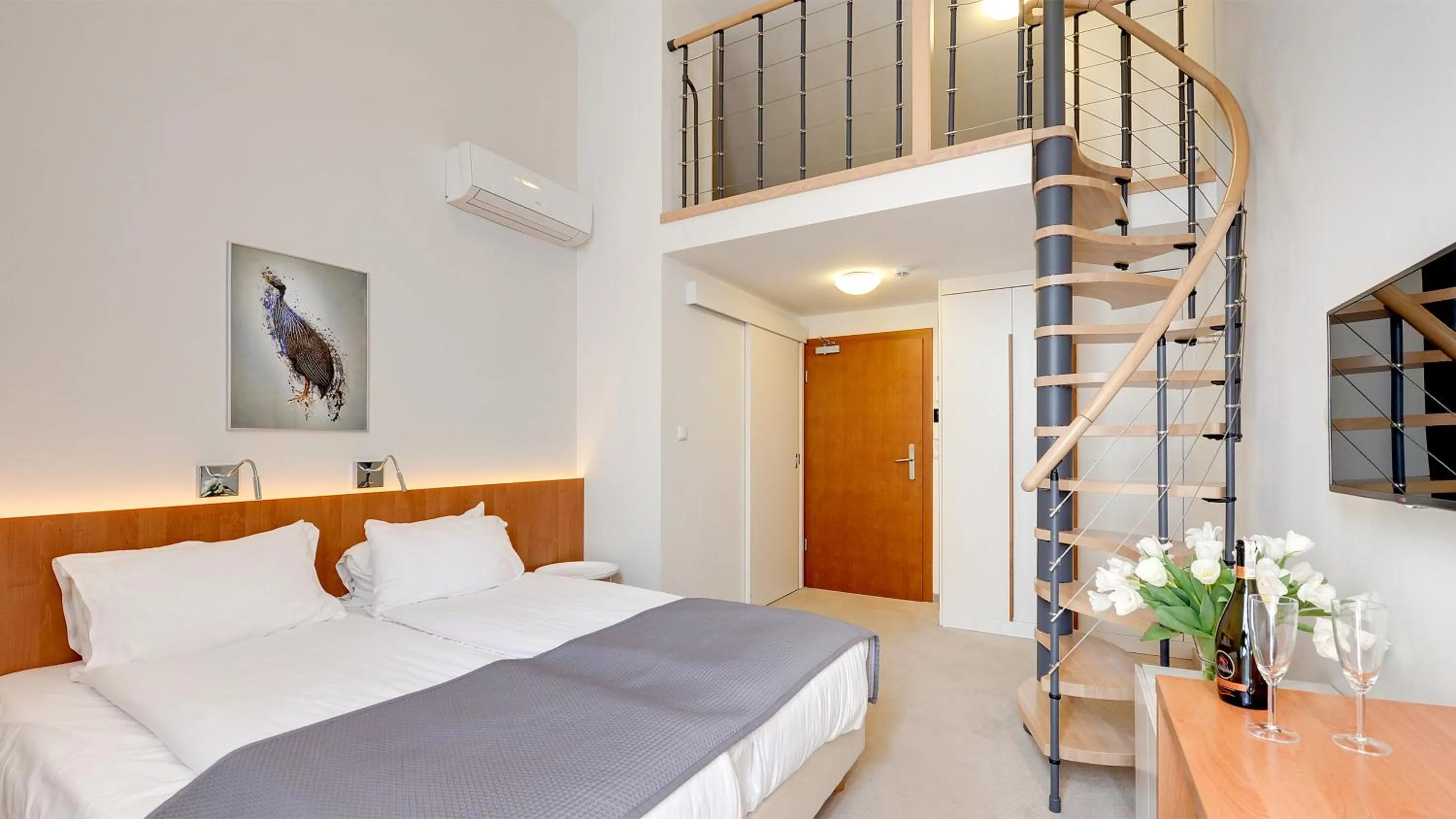 Photo of the whole room, Bed in Villa 21 by Victus