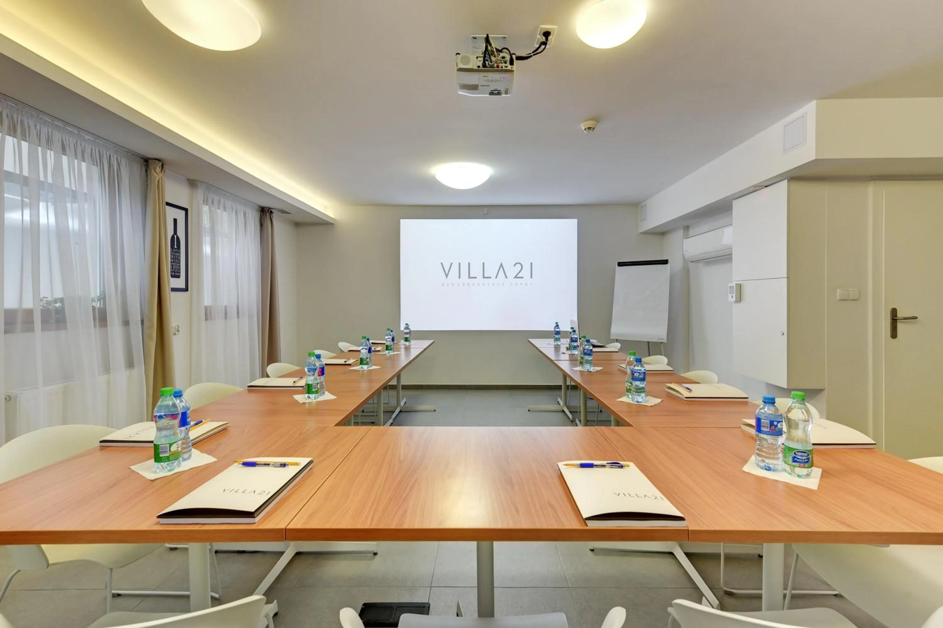 Meeting/conference room in Villa 21 by Victus