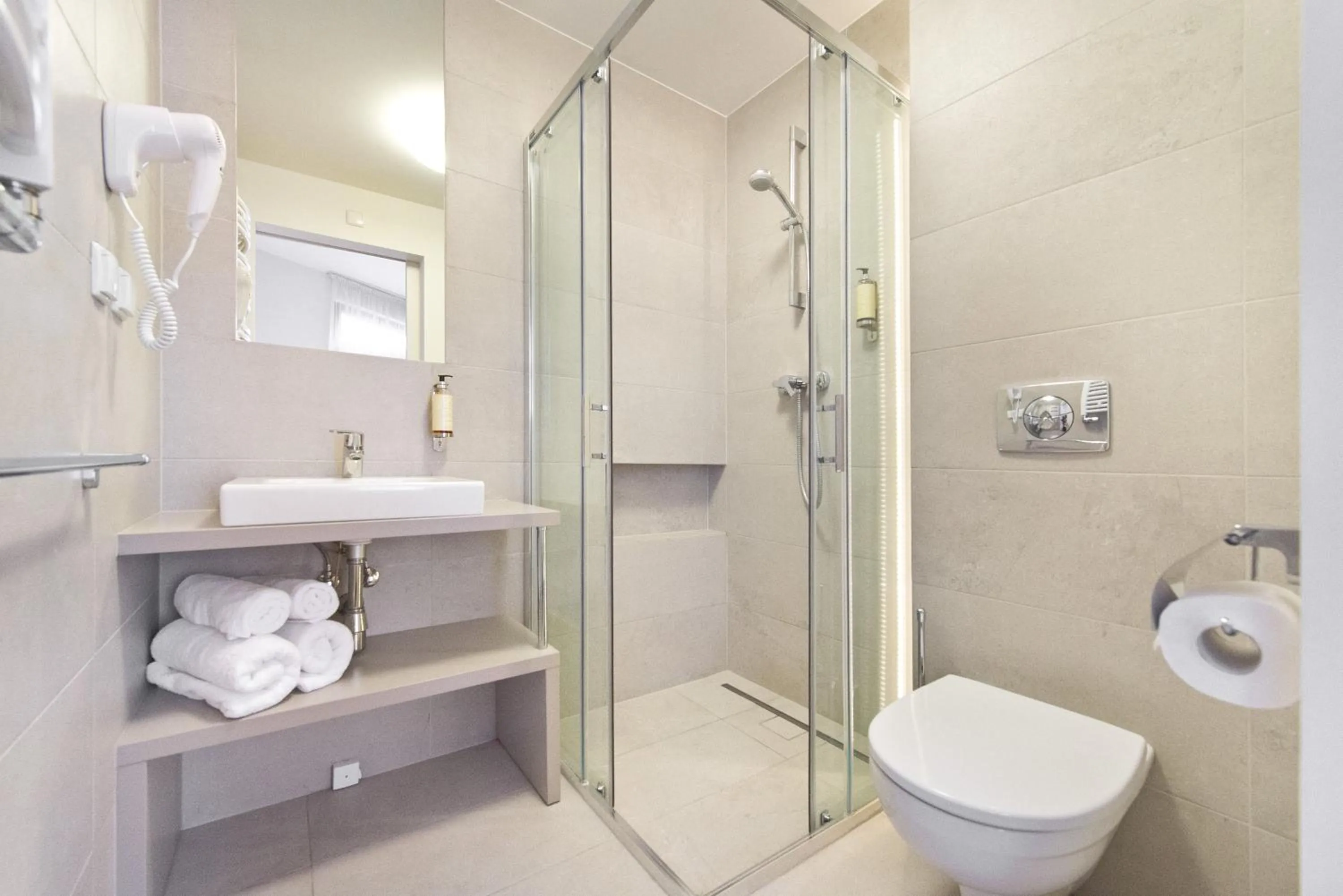 Photo of the whole room in Villa 21 by Victus