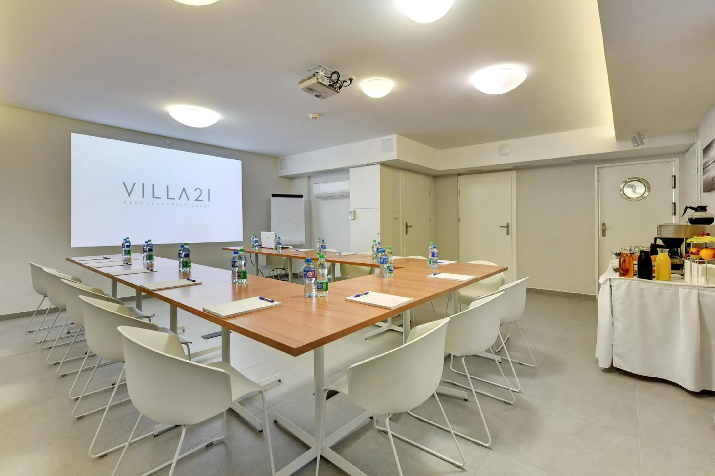 Meeting/conference room in Villa 21 by Victus