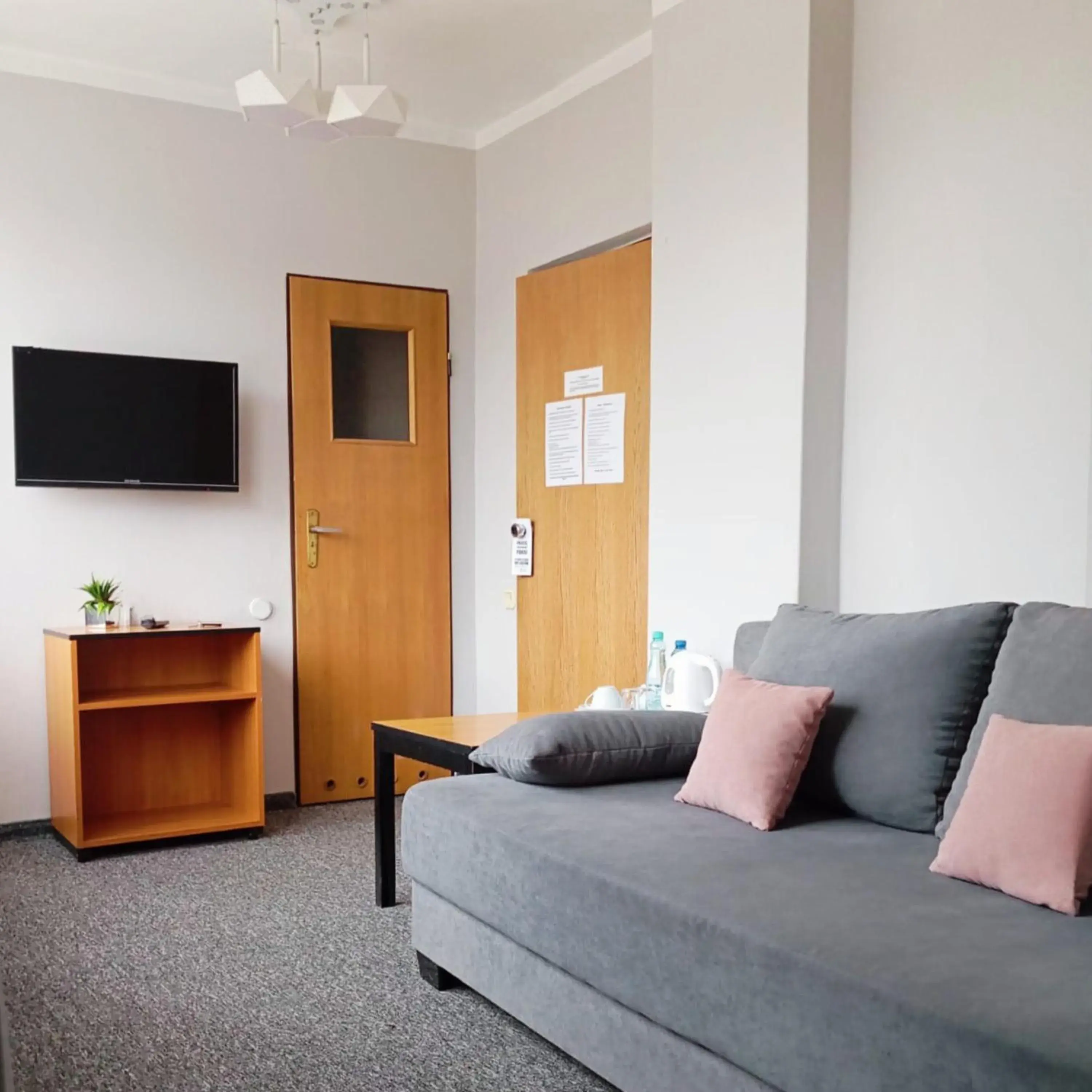 Small Double Room with Small Bathroom (Parking view) in Hotel Helios 300m od Krupówek nowy BASEN od 12 lipca Small Double Room with Small Bathroom (Parking view) in Hotel Helios 300m od Krupówek nowy BASEN od 12 lipca